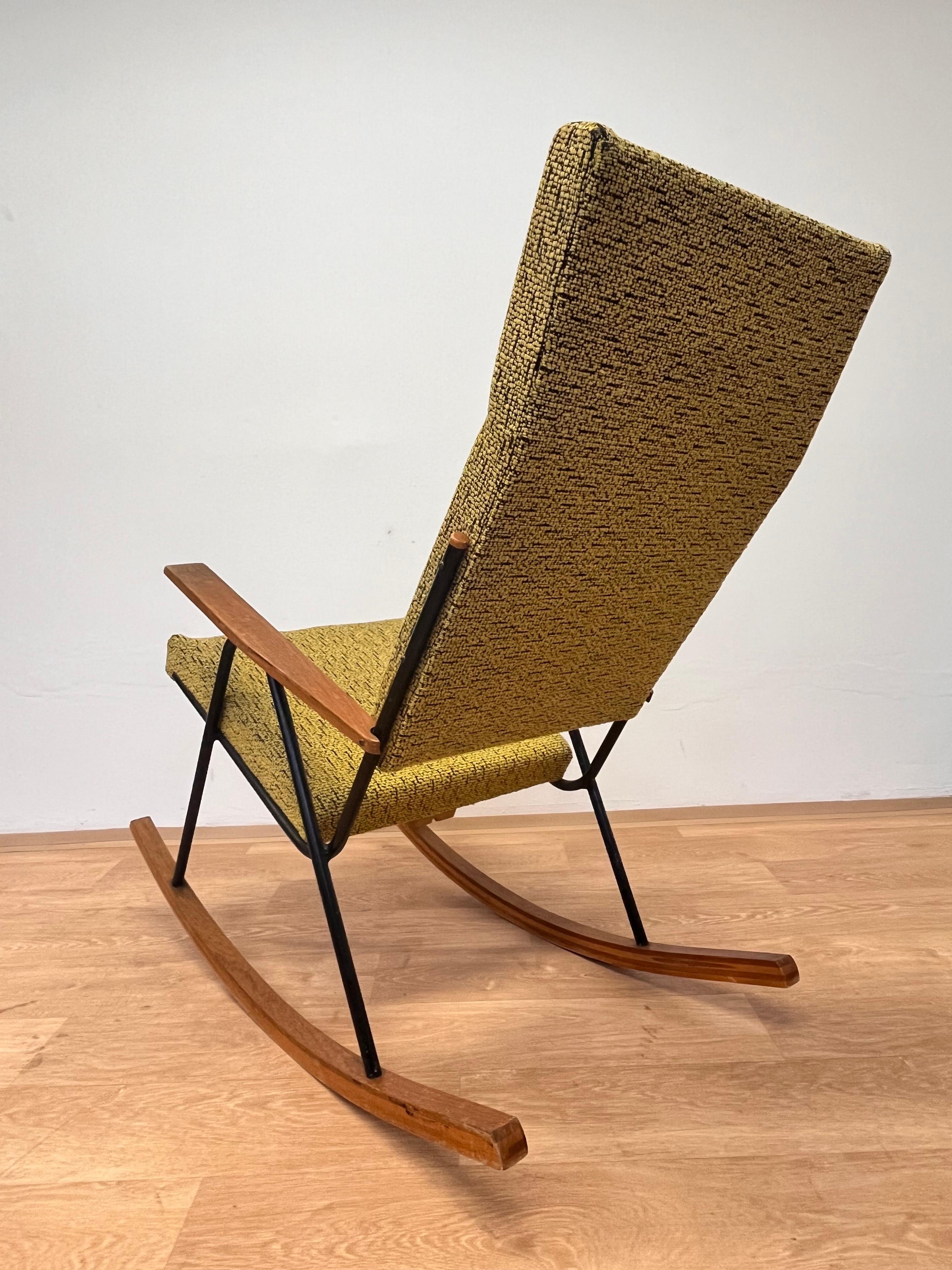 Metà XX secolo Sedia a dondolo di design del Mid Century degli anni '60 - Cecoslovacchia in vendita