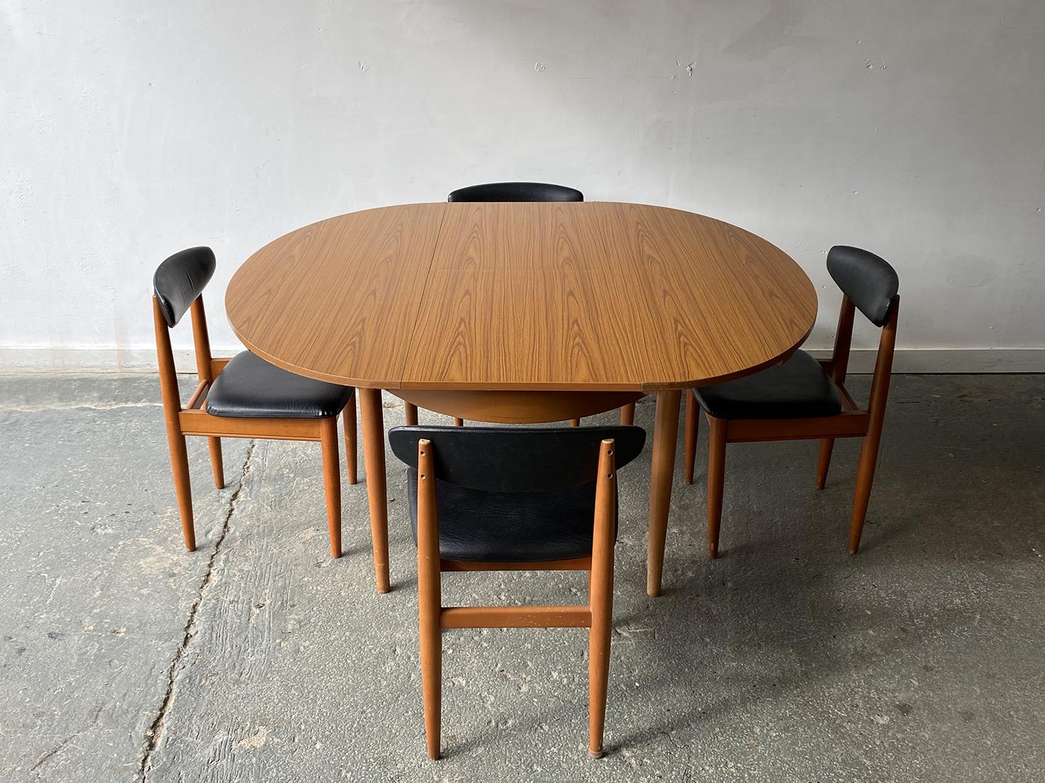 Founded in 1957 by Chaim Schrieber, Schreiber furniture is an interesting British success story.  The Company was one of the biggest names in furniture in the 70s, rivalling G Plan and other well known manufacturers. In 1973 they added fitted