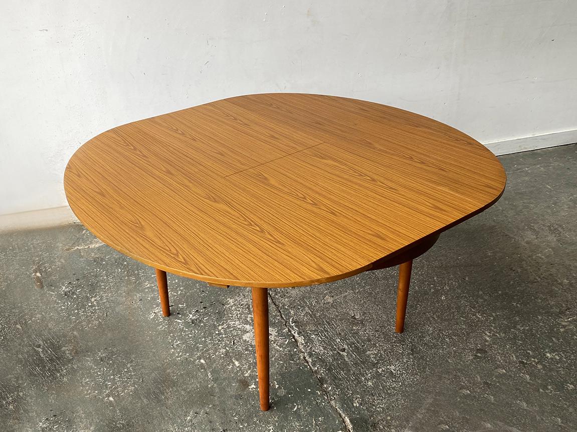 British 1960s Mid-Century dining table and dining chairs by Schreiber Furniture For Sale