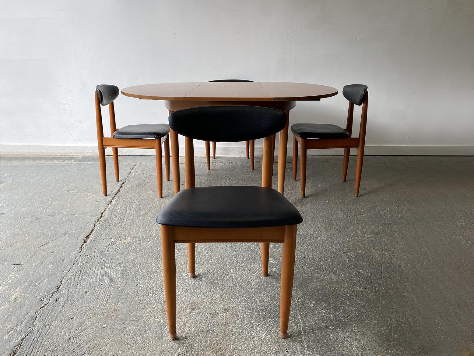 1960s Mid-Century dining table and dining chairs by Schreiber Furniture In Good Condition For Sale In London, GB