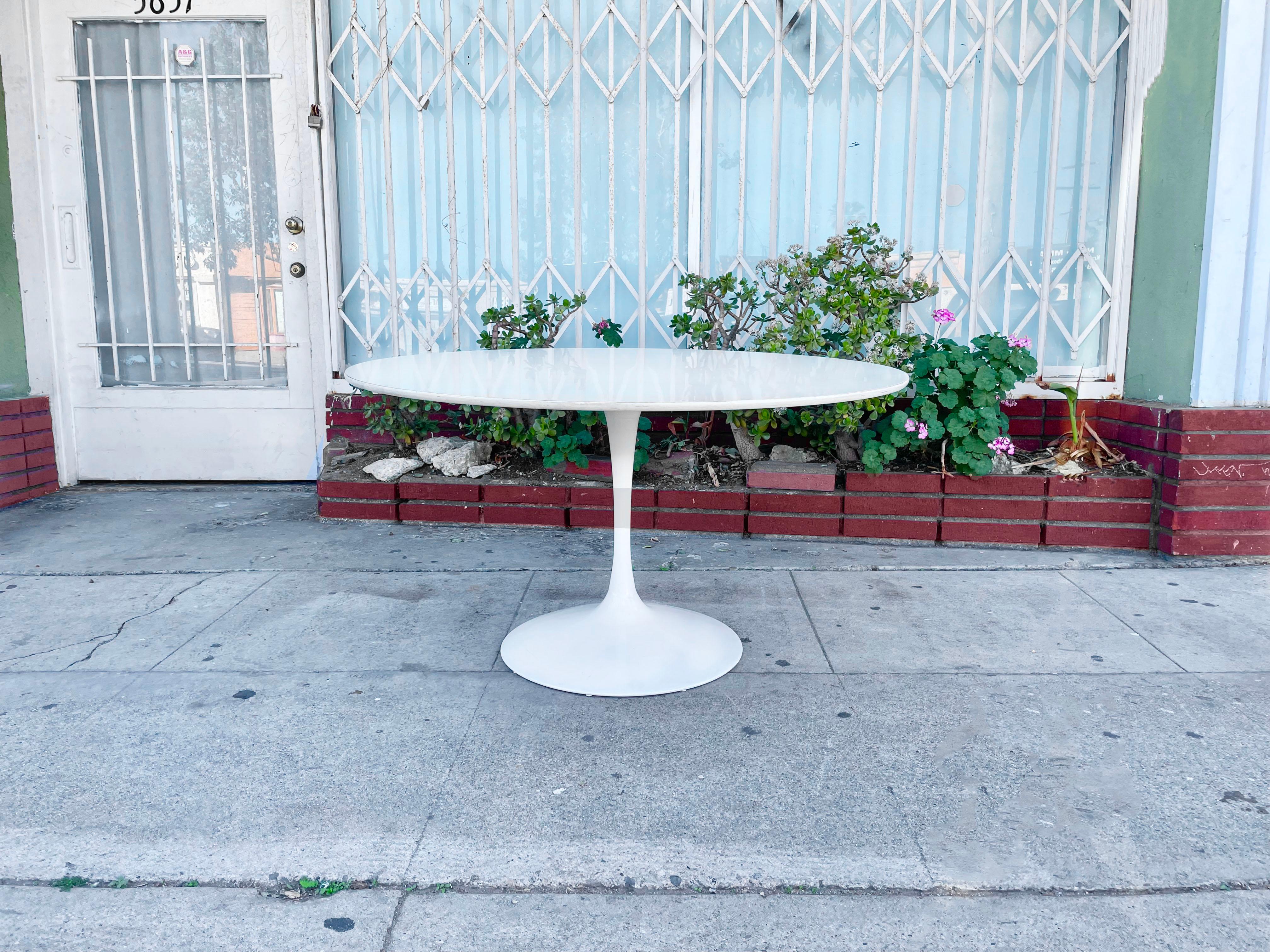 ✨ Mid-Century Modern Elegance in White & Chrome ✨

This 1960s-inspired Fiberglass & Metal Coffee Table channels the timeless style of Eero Saarinen with its sleek, round design. A crisp white wood top meets a sculptural chrome-toned metal base,
