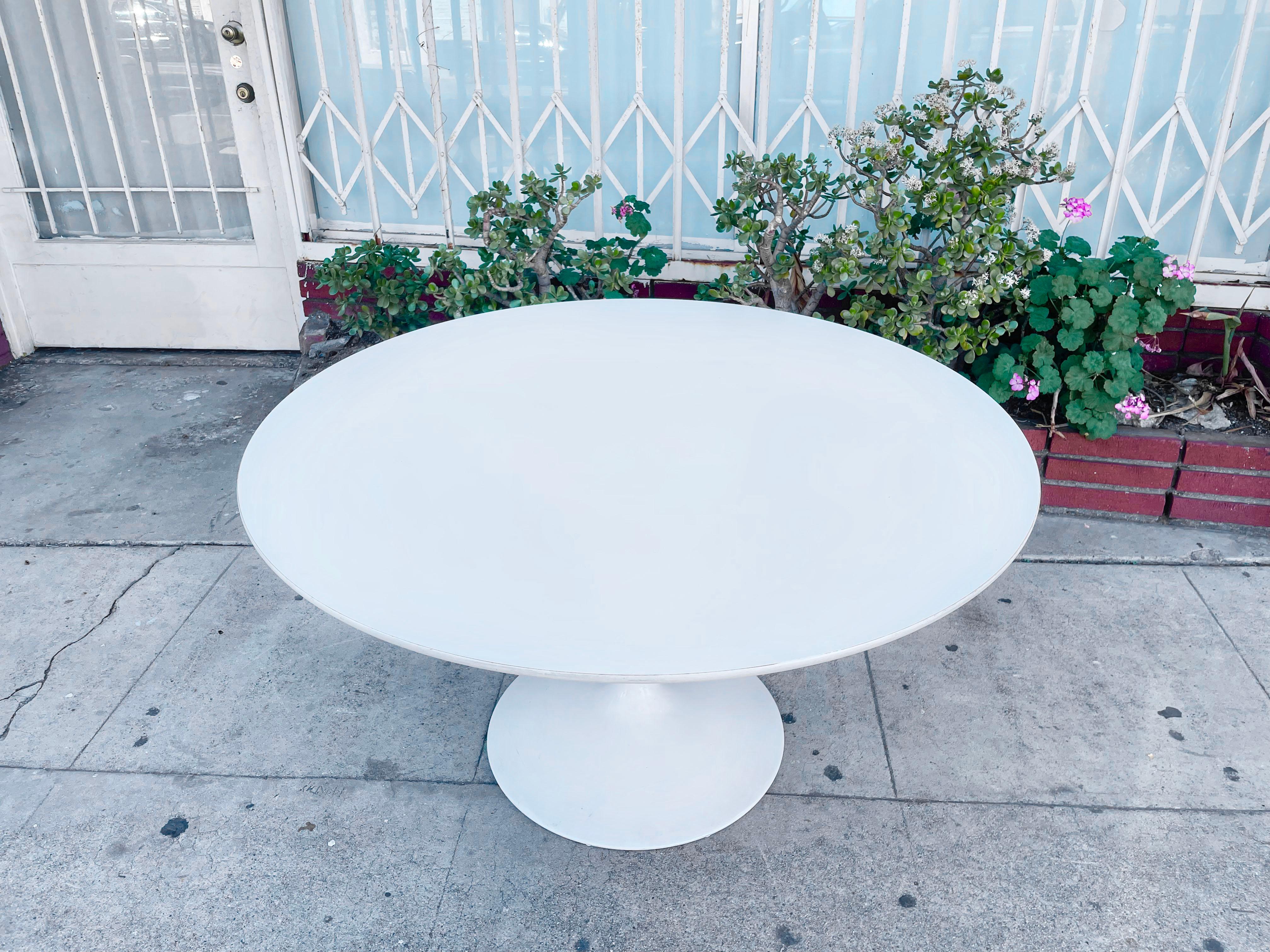 1960s Mid-Century Dining Table Styled After Eero Saarinen In Good Condition For Sale In North Hollywood, CA