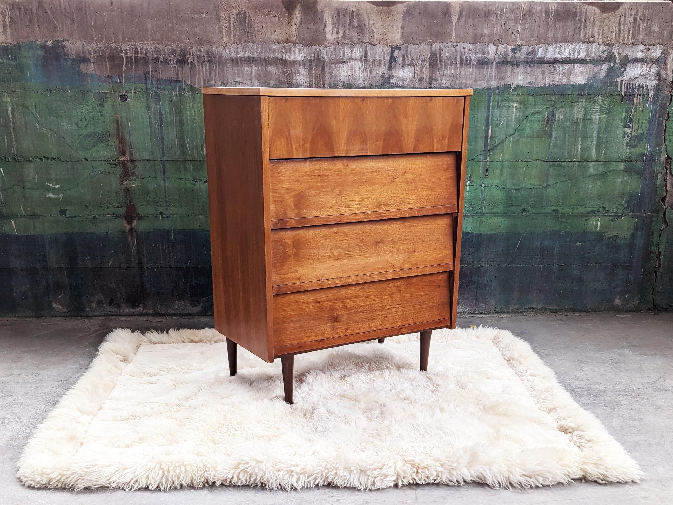 1960s Mid Century Dresser, 4 Drawers, Tapered Danish Legs, Bar Storage, With Ven In Good Condition For Sale In Madison, WI