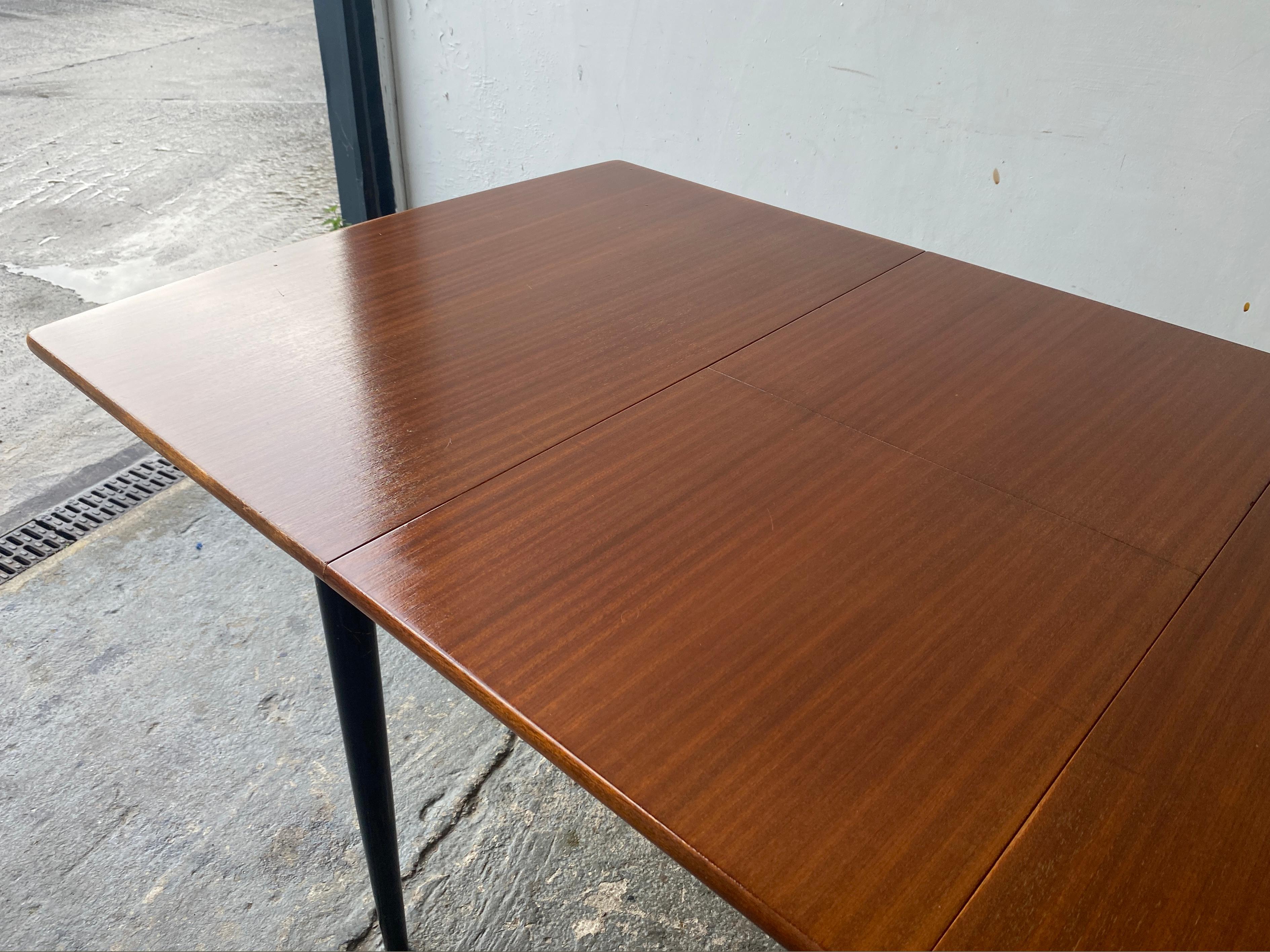 1960s Mid-Century extending dining table by White & Newton In Good Condition For Sale In London, GB