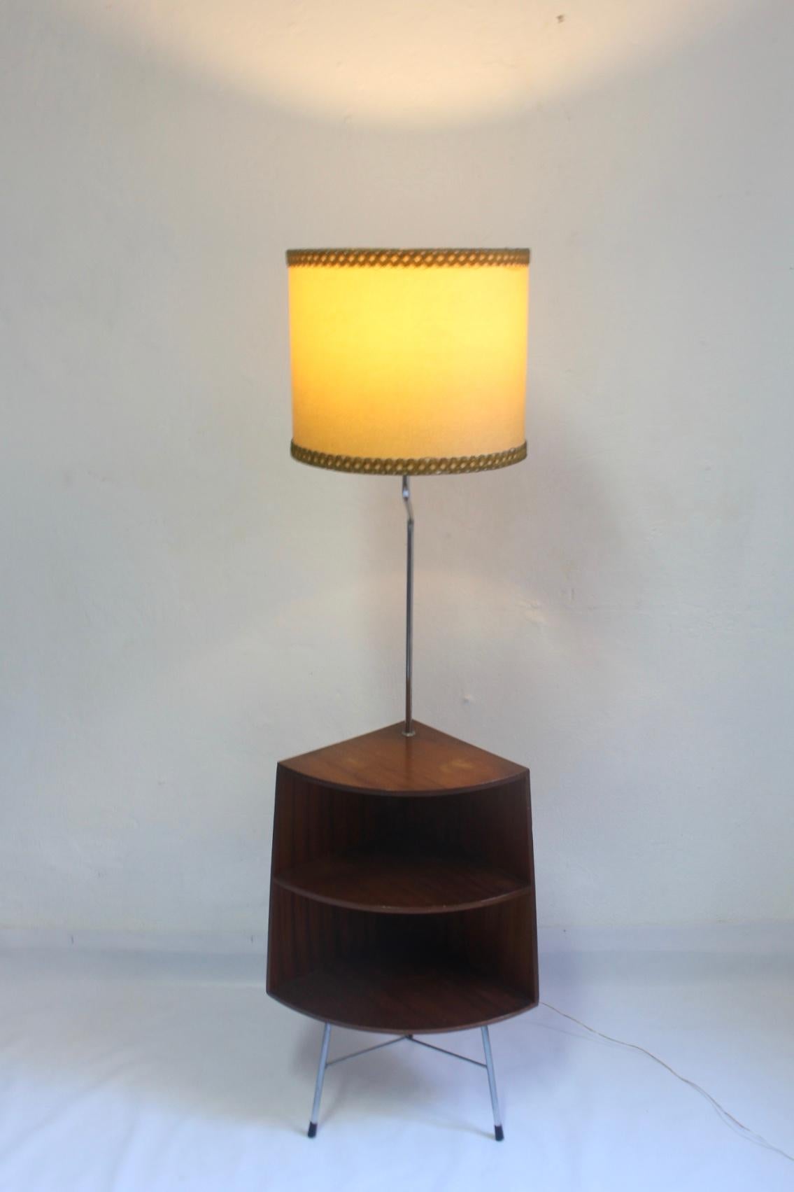 Midcentury articulated floor lamp with original shade and plywood corner table, Spain, circa 1960s. Corner table measurements are (D x W x H): 35 cm x 35 cm x 70 cm.