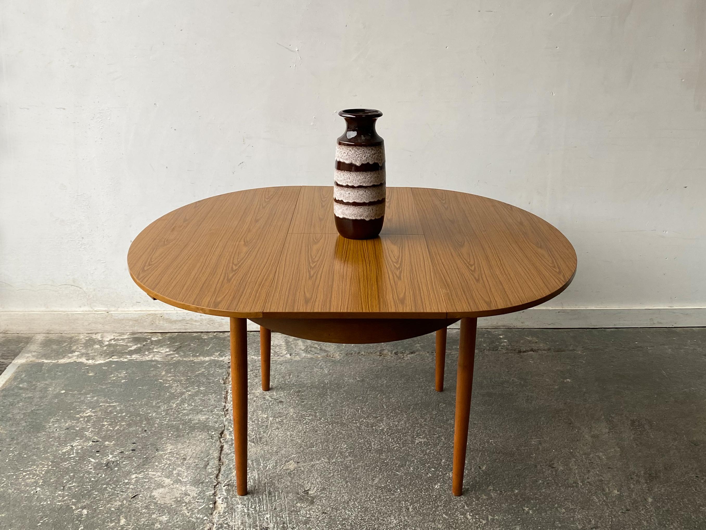 1960’s mid century Formica extending dining table by Schreiber In Good Condition For Sale In London, GB