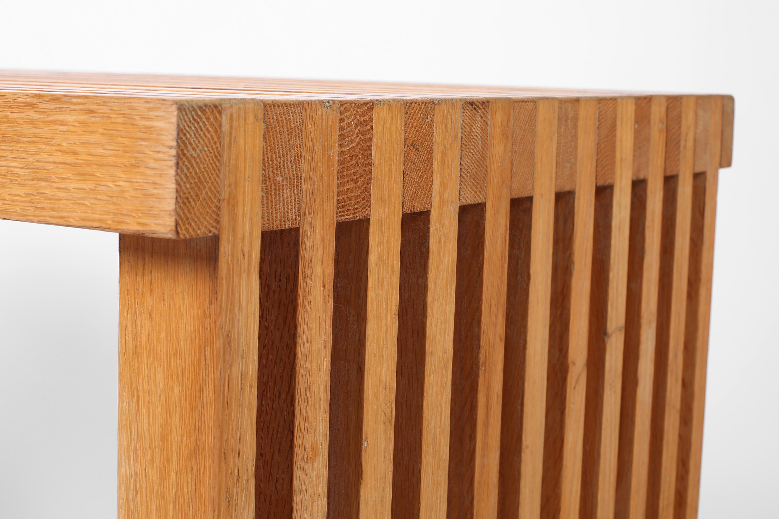 Una scrivania o un tavolo da lampada/console modernista costruito con doghe di rovere massiccio patinato. Non attribuito ma molto simile a Pierre Chapo. 

Nota: il piano in vetro secondo le specifiche richieste può essere fornito a pagamento.