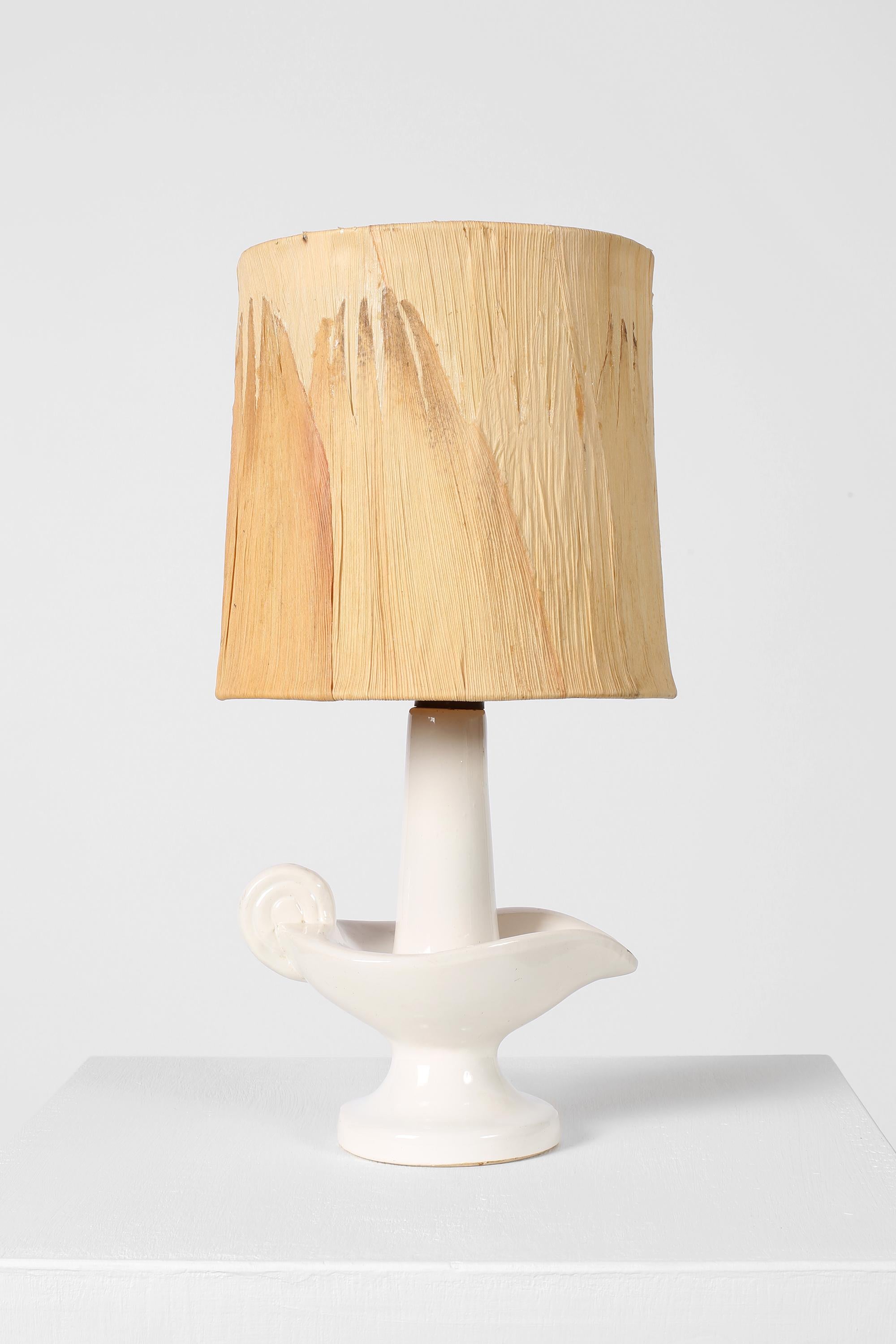 Lámpara de cerámica blanca Vallauris francesa de mediados de siglo de 1960 con pantalla de hoja de palmera 4