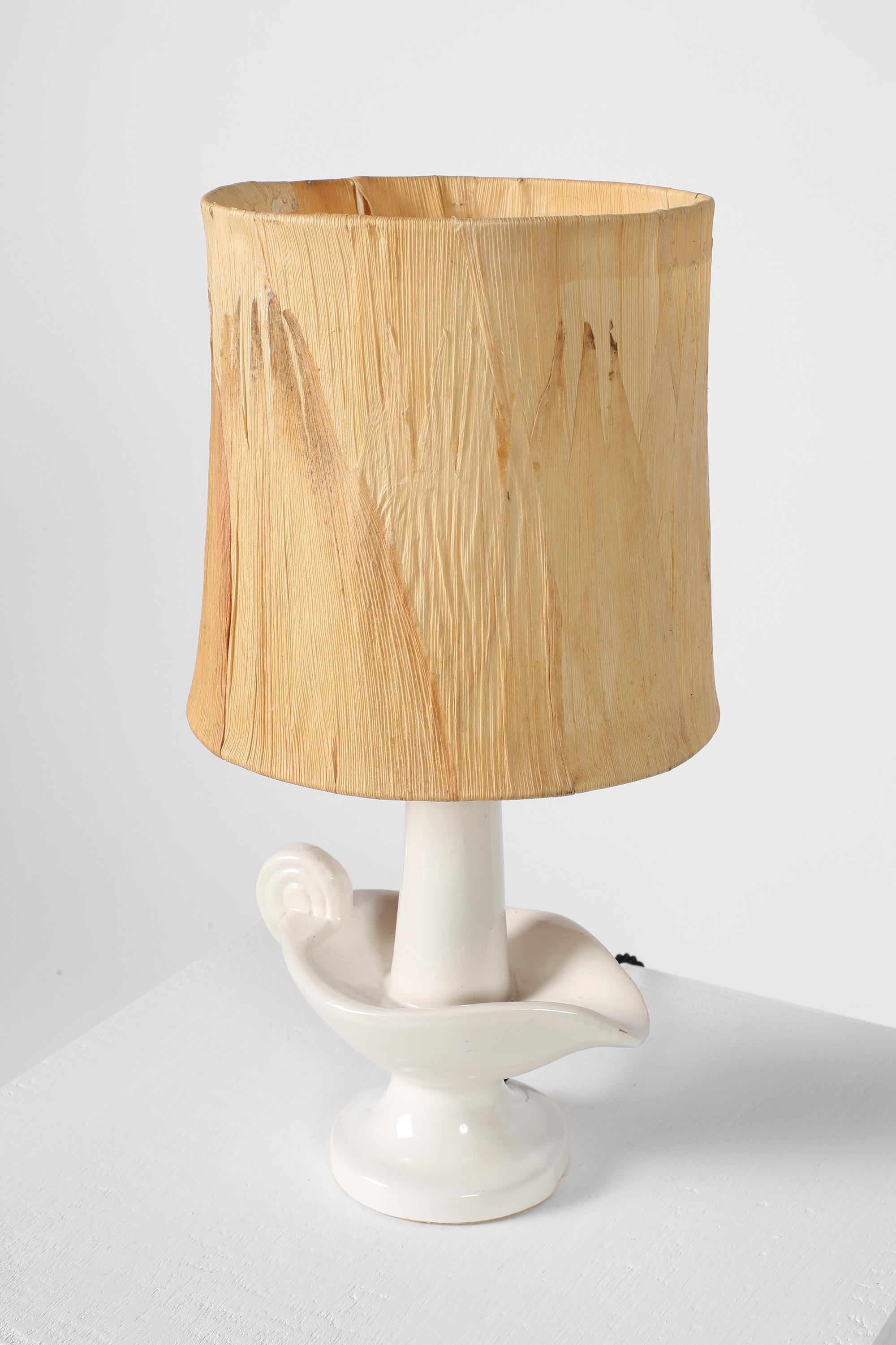 Lámpara de cerámica blanca Vallauris francesa de mediados de siglo de 1960 con pantalla de hoja de palmera en Bueno Estado en London, GB