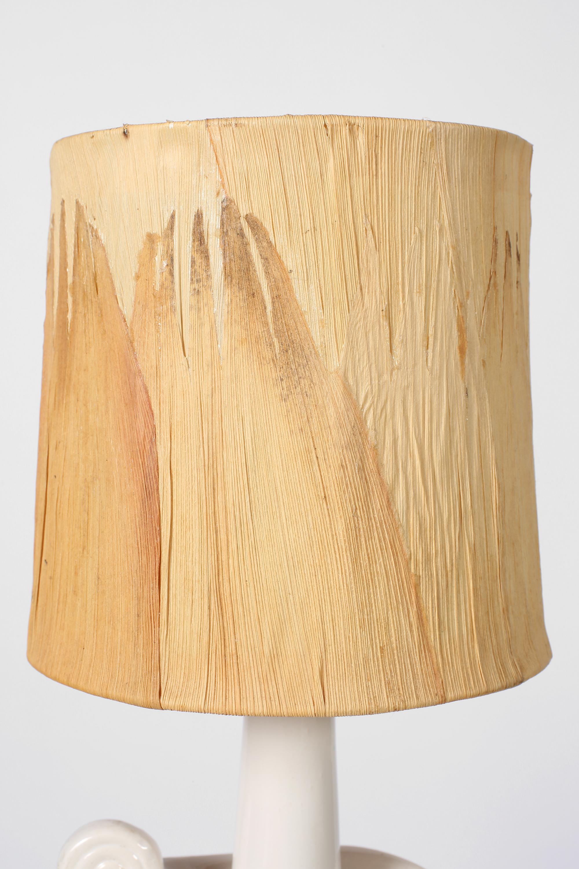 Lámpara de cerámica blanca Vallauris francesa de mediados de siglo de 1960 con pantalla de hoja de palmera 2