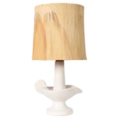 1960s Mid Century French Vallauris White Ceramic Lamp With Palm Leaf Shade (Lampe en céramique blanche avec abat-jour en forme de feuille de palmier)