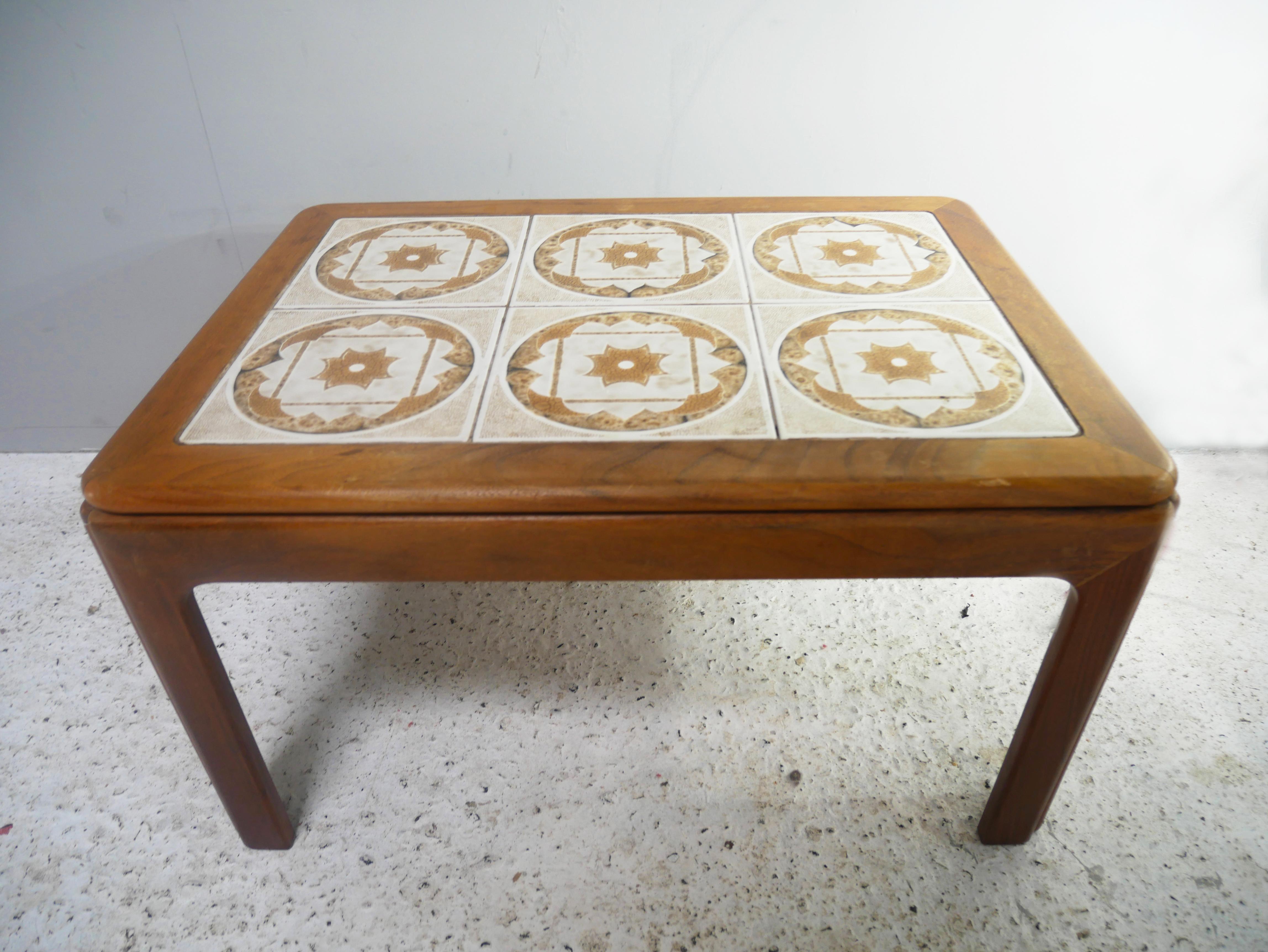 From the famous British manufacturer G-Plan Furniture, this is a mid century modern/vintage coffee table produced the 1960's. With a white and brown decorative patterned ceramic tiled top sitting on a solid oak frame. Warm and richly wood 

Size: