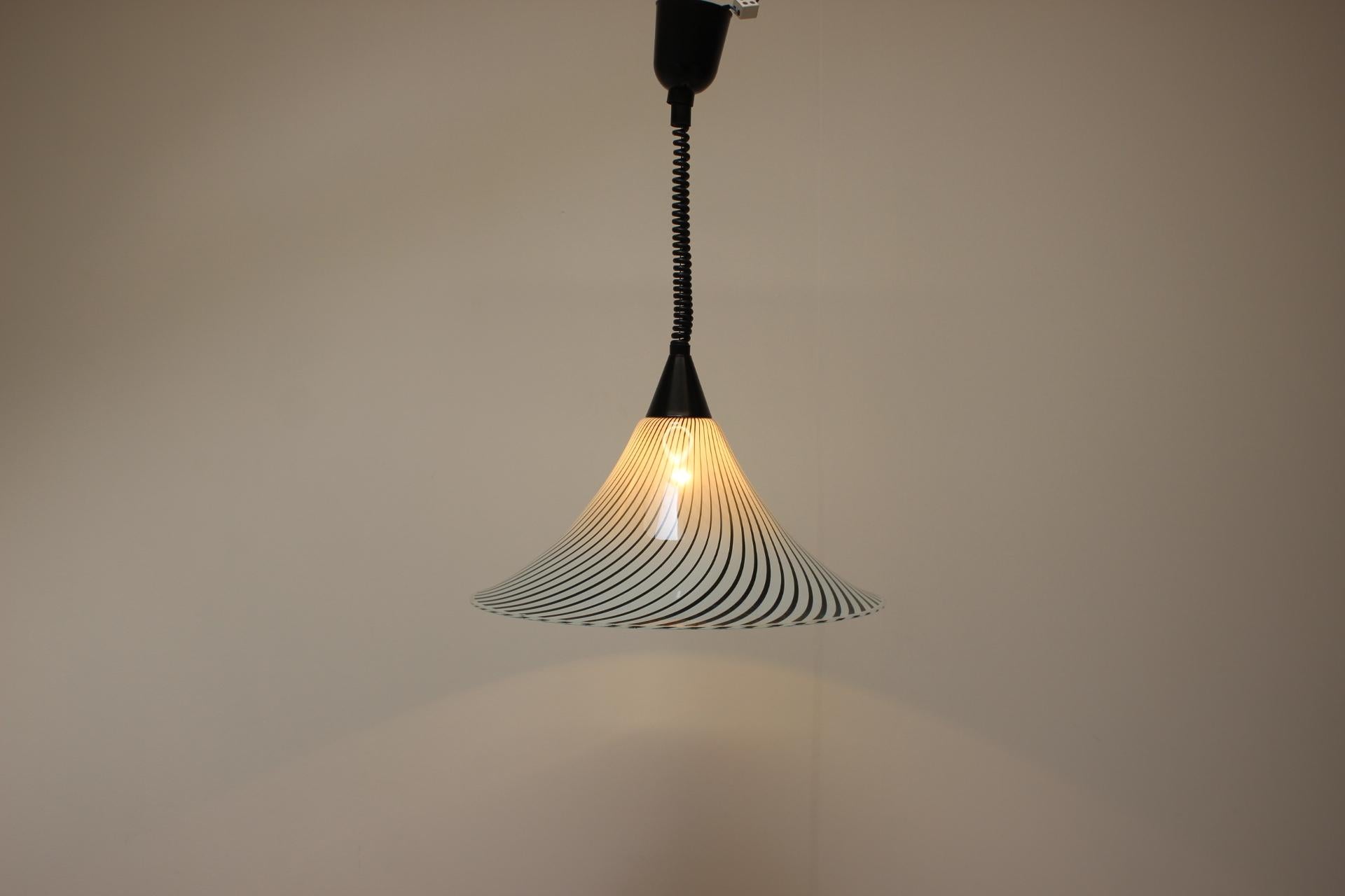 Lustre en verre mi-siècle dans le style de Trumpet, Tchécoslovaquie, années 1960 Bon état - En vente à Praha, CZ