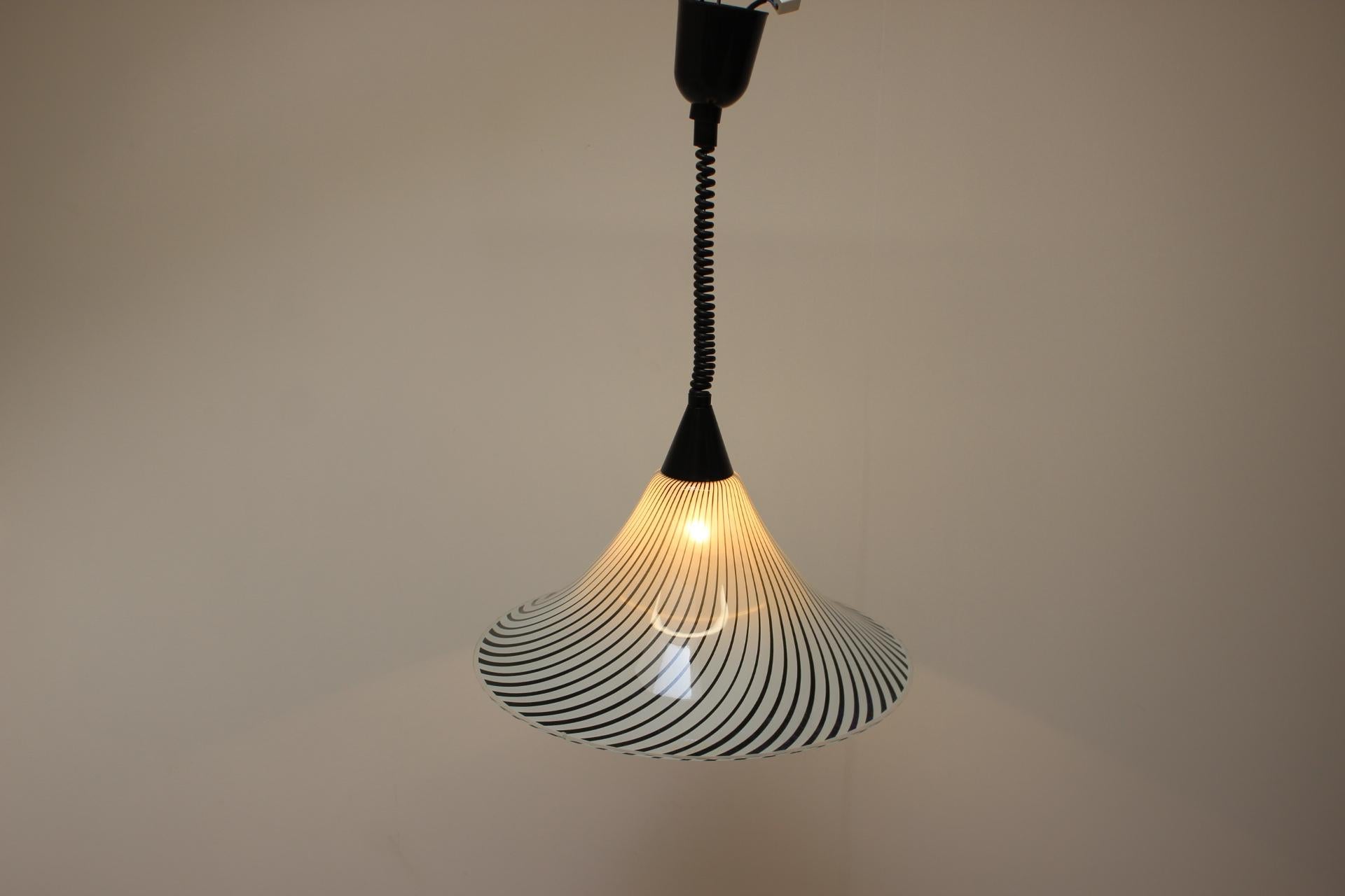 Milieu du XXe siècle Lustre en verre mi-siècle dans le style de Trumpet, Tchécoslovaquie, années 1960 en vente