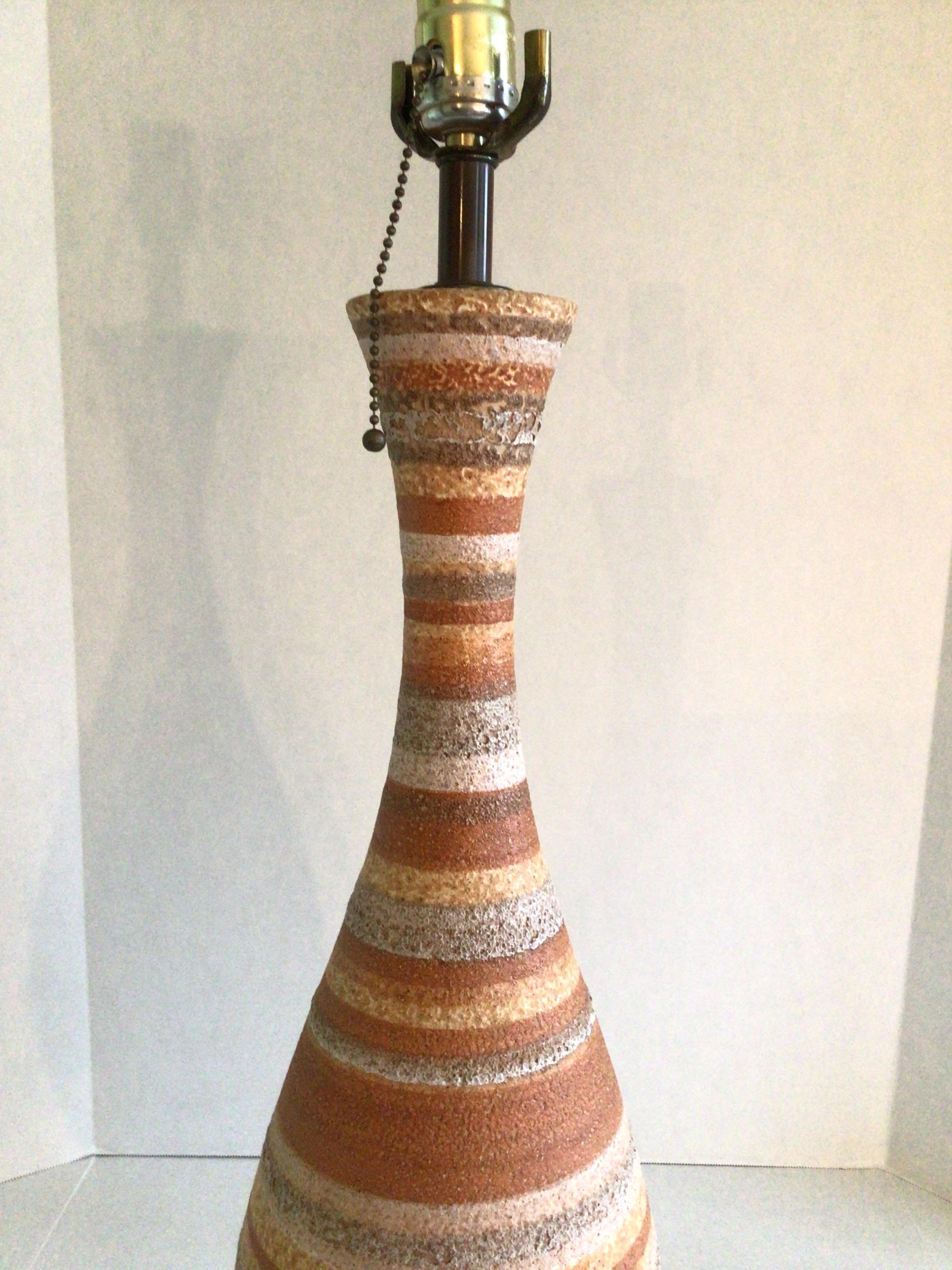 Lámpara de mesa de cerámica esmaltada de mediados de siglo de 1960 con base de madera Moderno de mediados de siglo en venta
