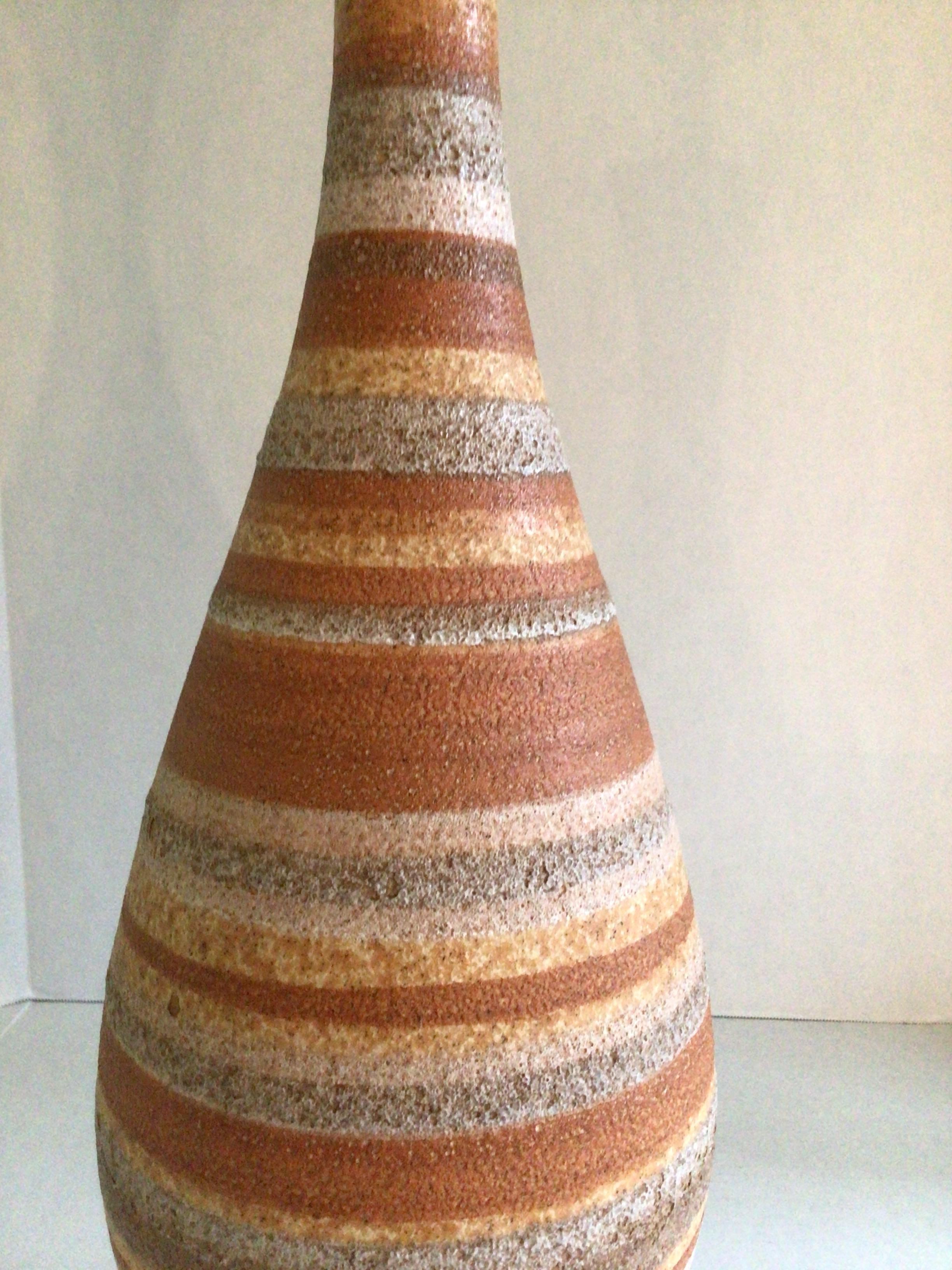 Lámpara de mesa de cerámica esmaltada de mediados de siglo de 1960 con base de madera Transformado en venta