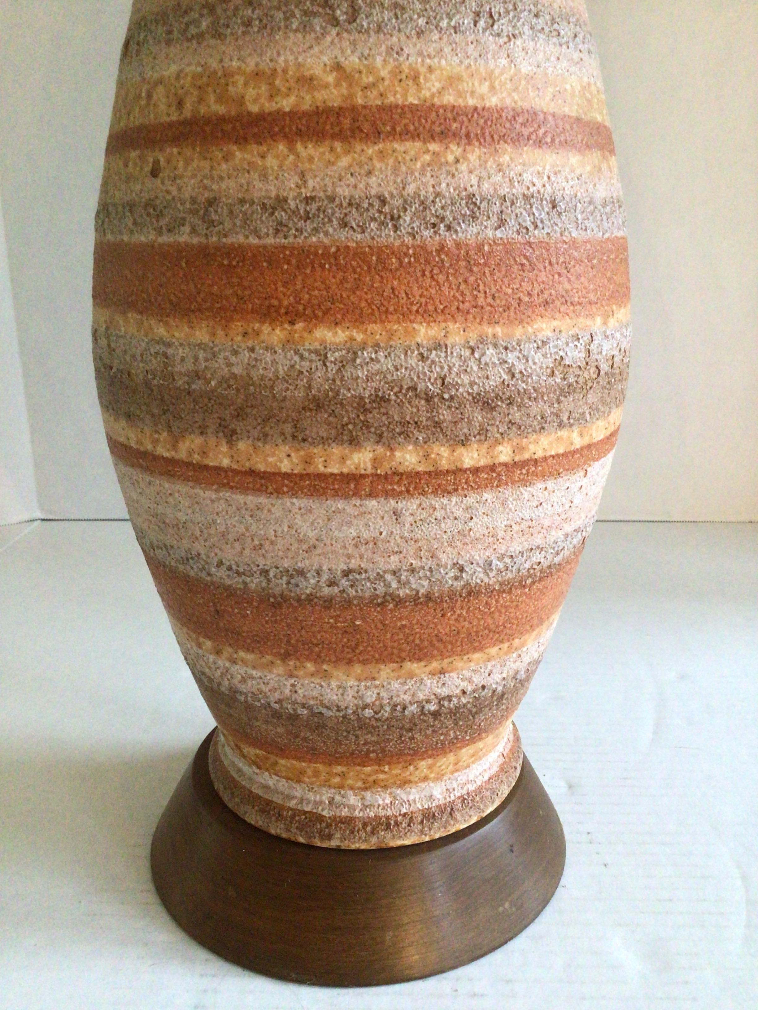 Lámpara de mesa de cerámica esmaltada de mediados de siglo de 1960 con base de madera en Bueno estado para la venta en Tarrytown, NY