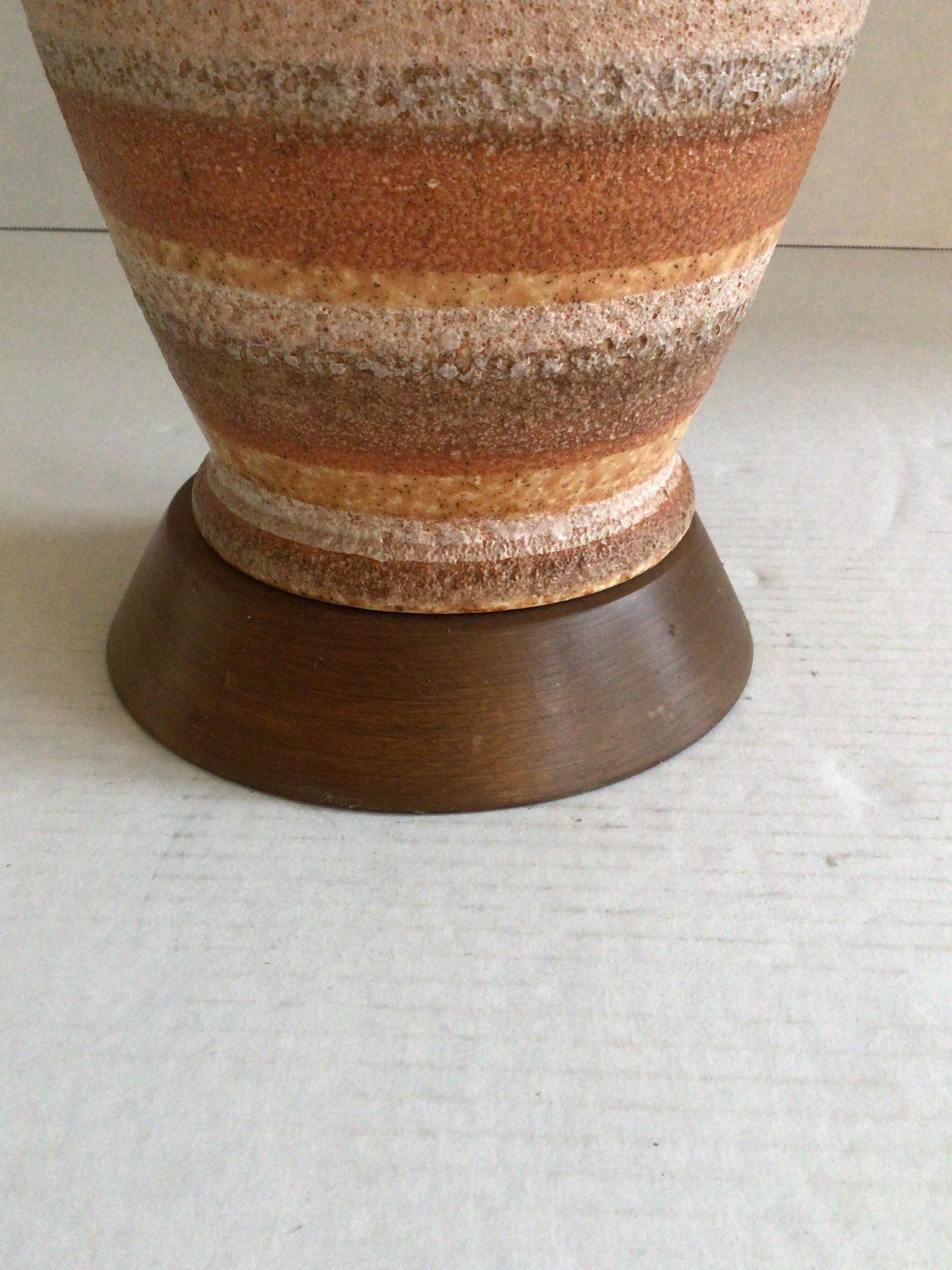 Lámpara de mesa de cerámica esmaltada de mediados de siglo de 1960 con base de madera mediados del siglo XX en venta