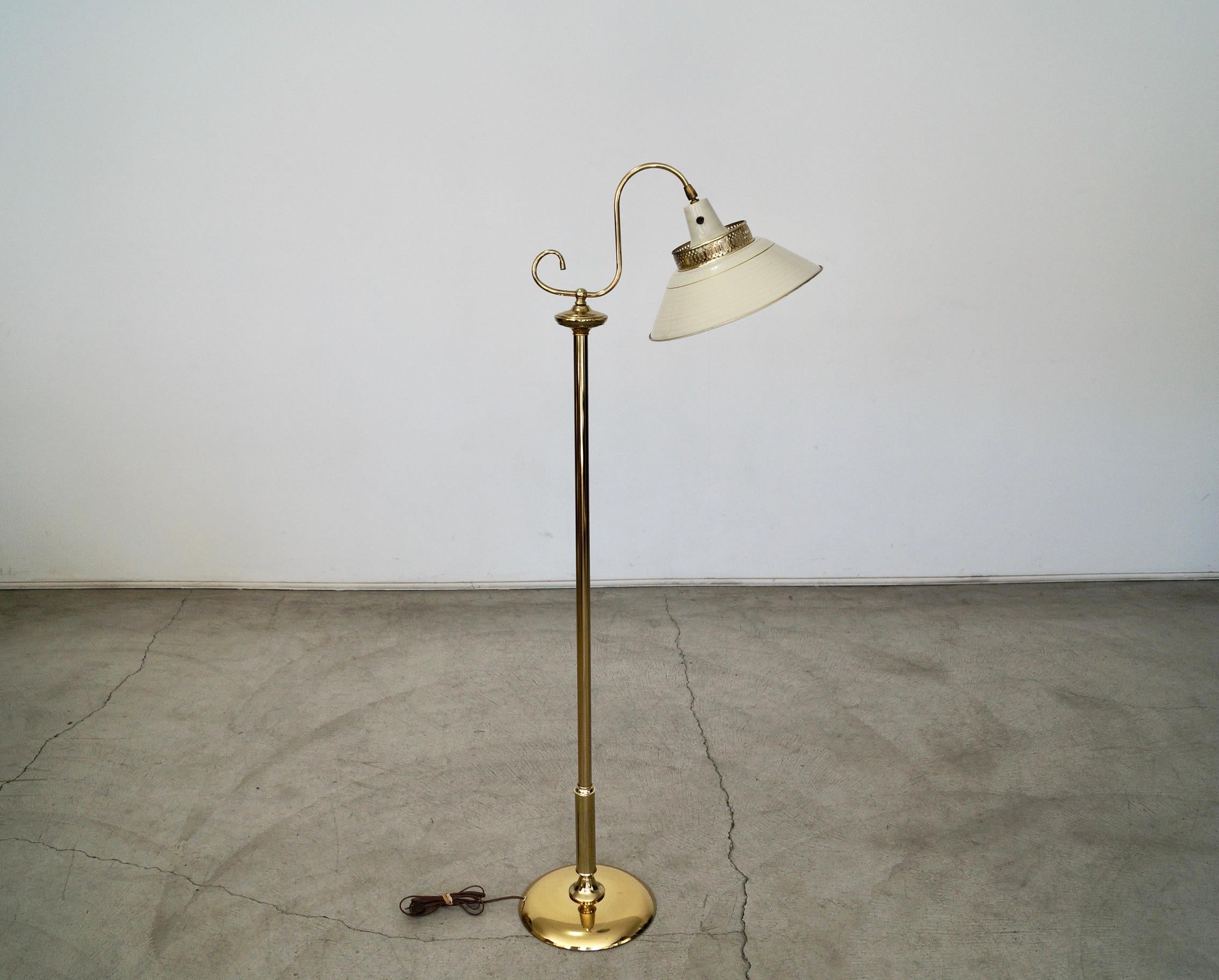 Vintage Mid-century Modern Stehlampe zu verkaufen. Hollywood-Regency-Design aus den frühen 1960er Jahren. Sie ist aus Messing gefertigt und hat einen emaillierten Metallschirm mit Messingverzierung und Messingdetails. Diese Lampe ist in einem