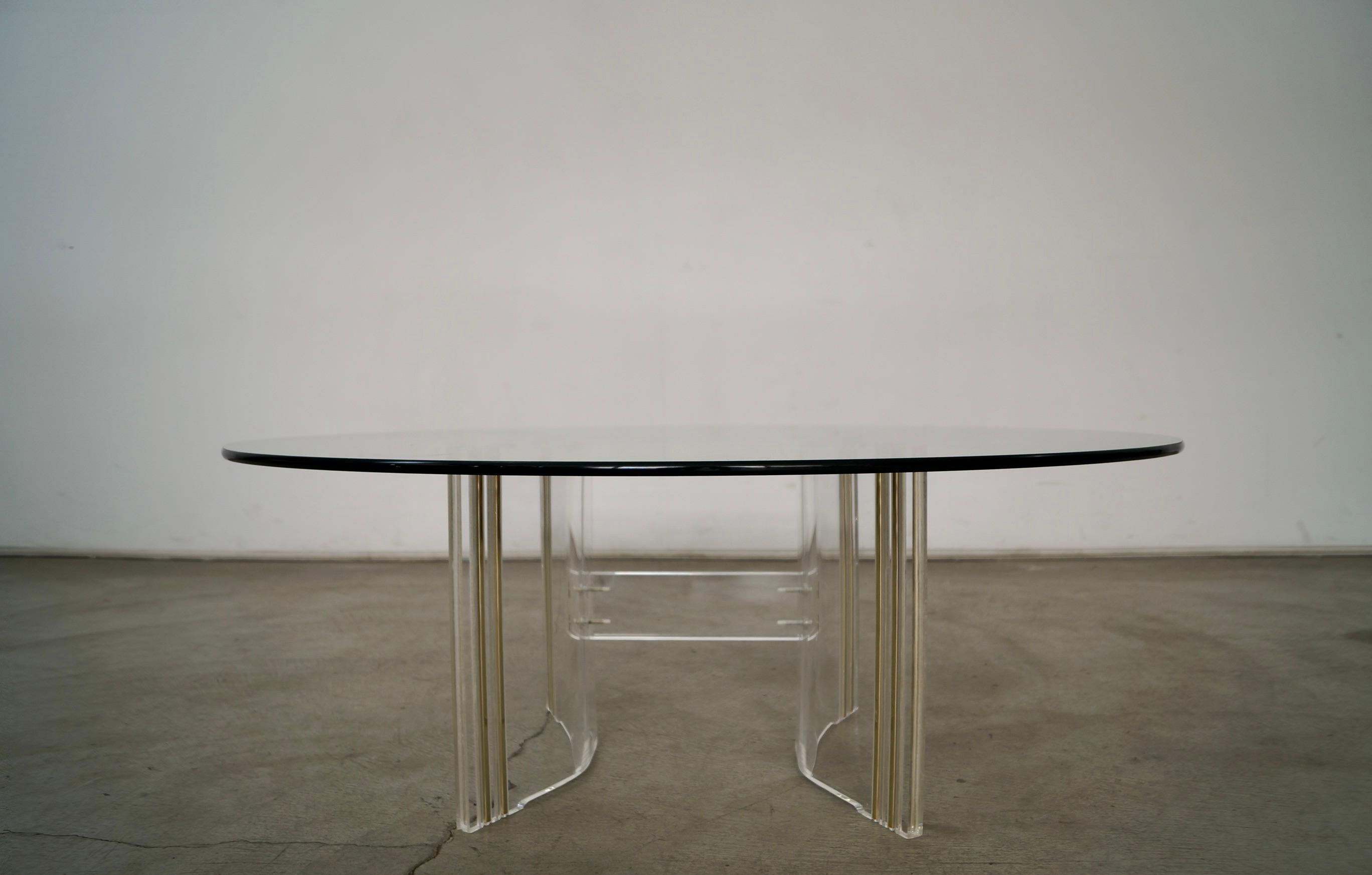 1960's Mid-Century Hollywood Regency Lucite & Brass Coffee Table In Good Condition For Sale In Burbank, CA