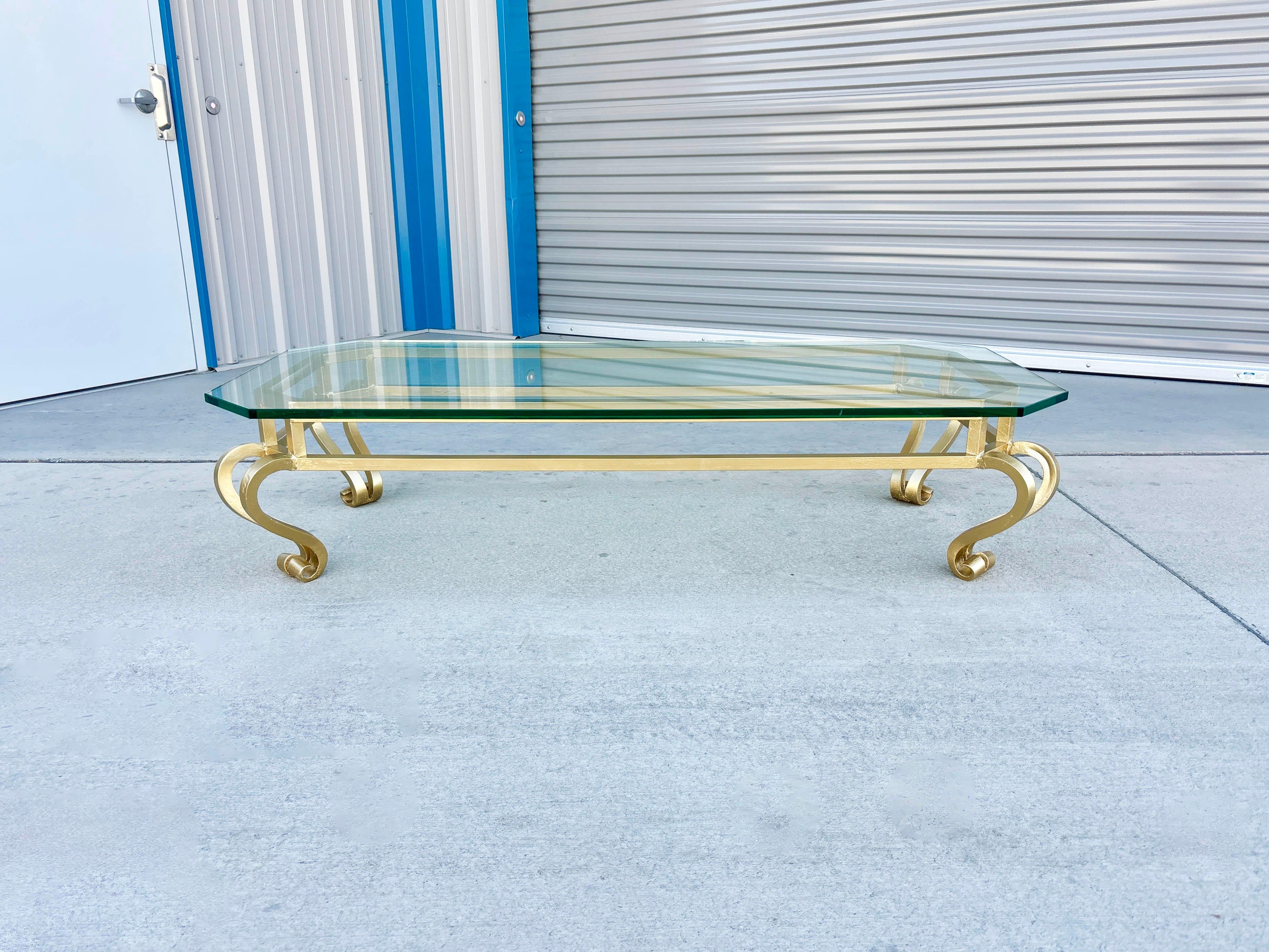 Willkommen im Mid-Century NoHo

[Couchtisch aus Eisen und Glas (Mid Century)

Vintage Hollywood Regency Couchtisch aus Eisen und Glas, entworfen und hergestellt in Italien, ca. 1960er Jahre. Dieser atemberaubende Couchtisch verfügt über eine