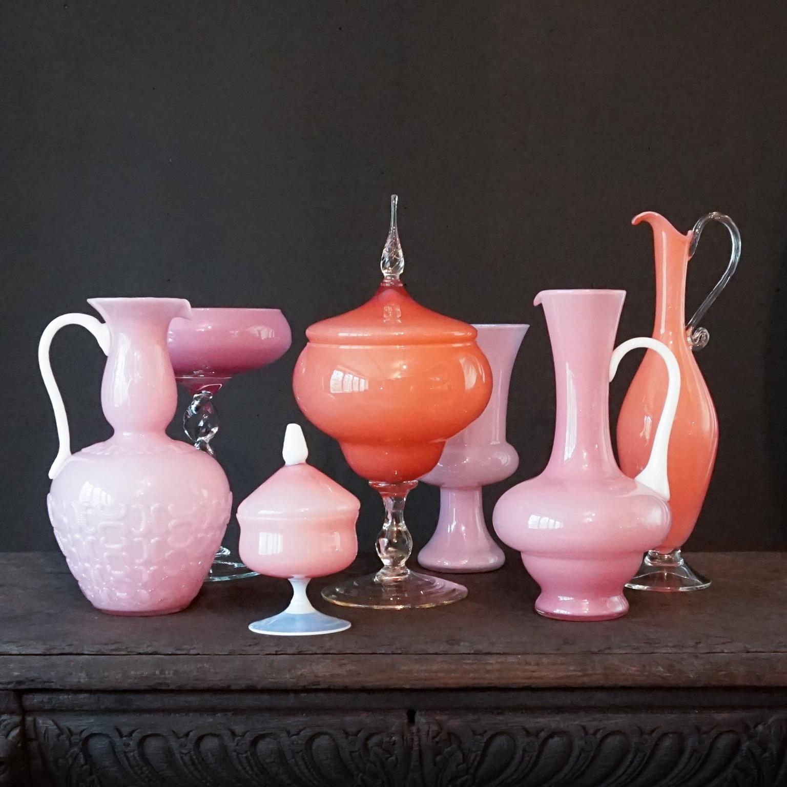 Muy bonito conjunto de siete jarrones, decantadores y botes de caramelo o boticario italianos de los años 60 de Empoli Rossini y Stelvio Opalina Fiorentina. En tonos rosa bebé dulce. Una bonita mezcla de diferentes tonos, formas y estilos y en