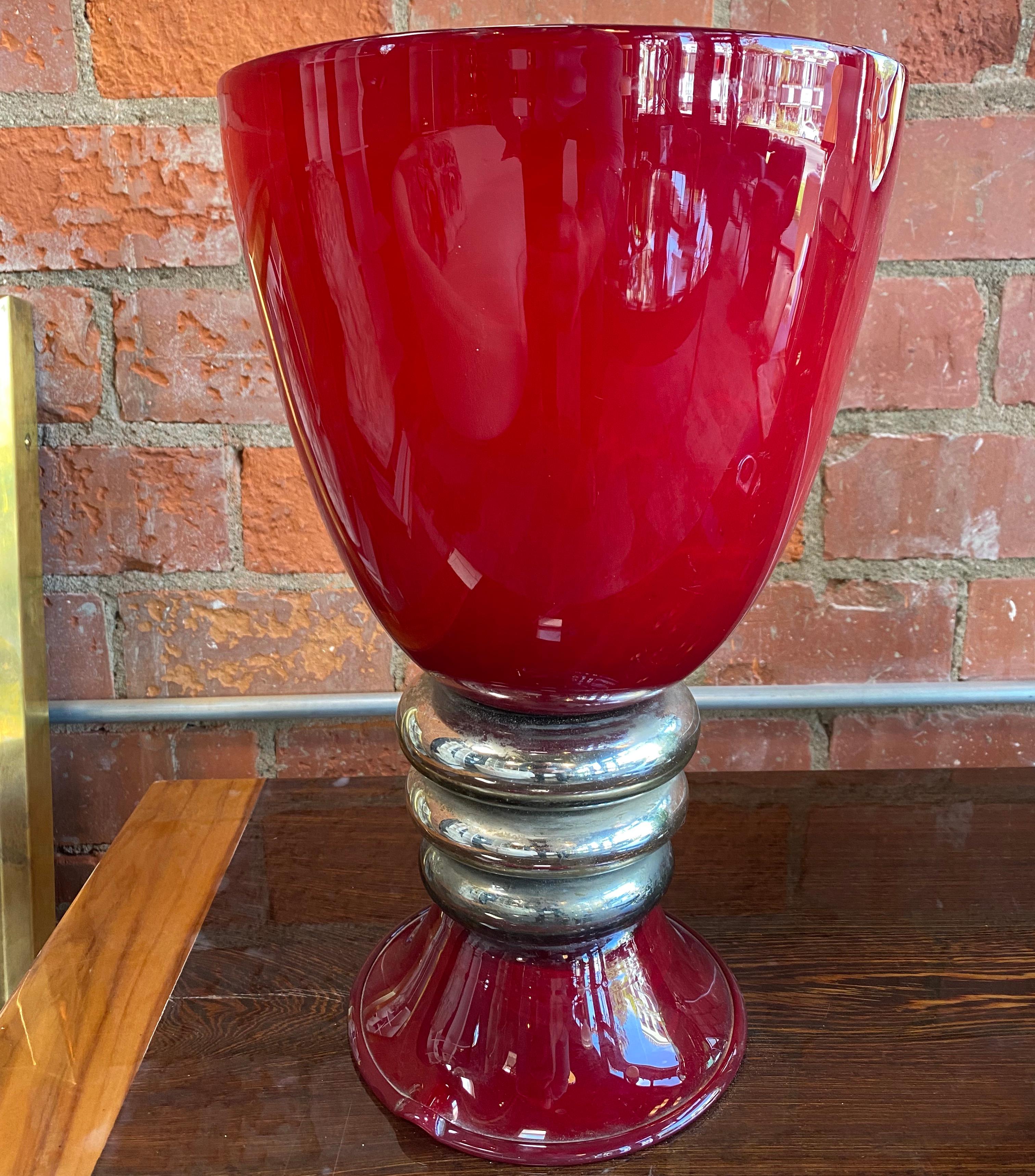 Beautiful Italian red table lamp made with red mirrored barrel made and gold salts.
The table lamp is a stunning piece with an incredible shape.
An elegant and simple item that will complete a midcentury living room or study.