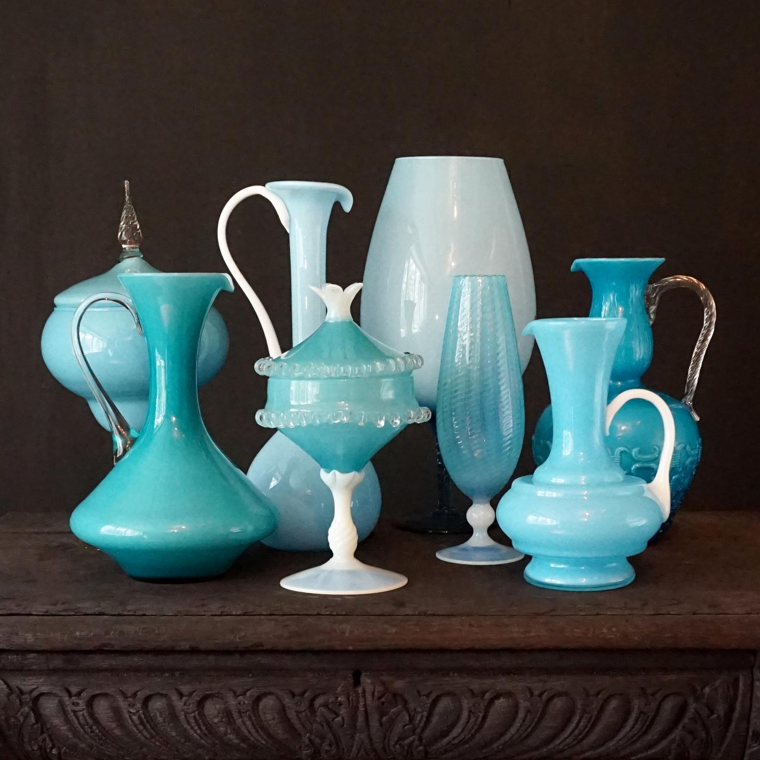 Très joli ensemble de huit vases, carafes et pots à confiserie ou à apothicaire des années 1960 en verre italien Empoli Rossini et Stelvio Opalina Fiorentina. Dans des couleurs vives de type bleu ciel. Un joli mélange de différentes nuances de bleu