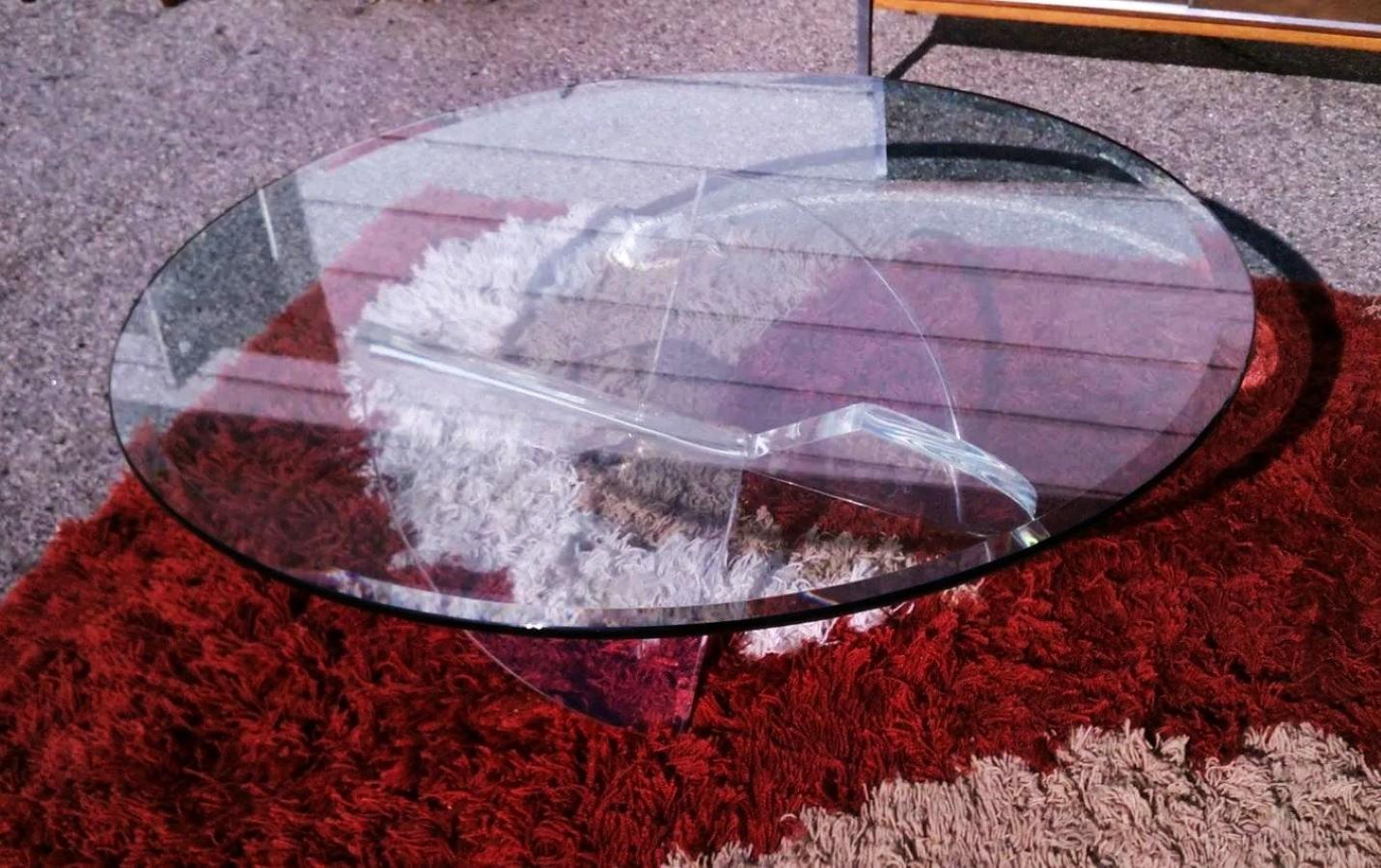 1960s Mid Century Modern Thick Lucite Propeller Base Cocktail Coffee Table.
Design/One par Knut Hersterberg et Ronald Schmidt - Table basse à hélice en lucite.
Cette magnifique base de table à café / table à cocktail à hélice en lucite épaisse avec