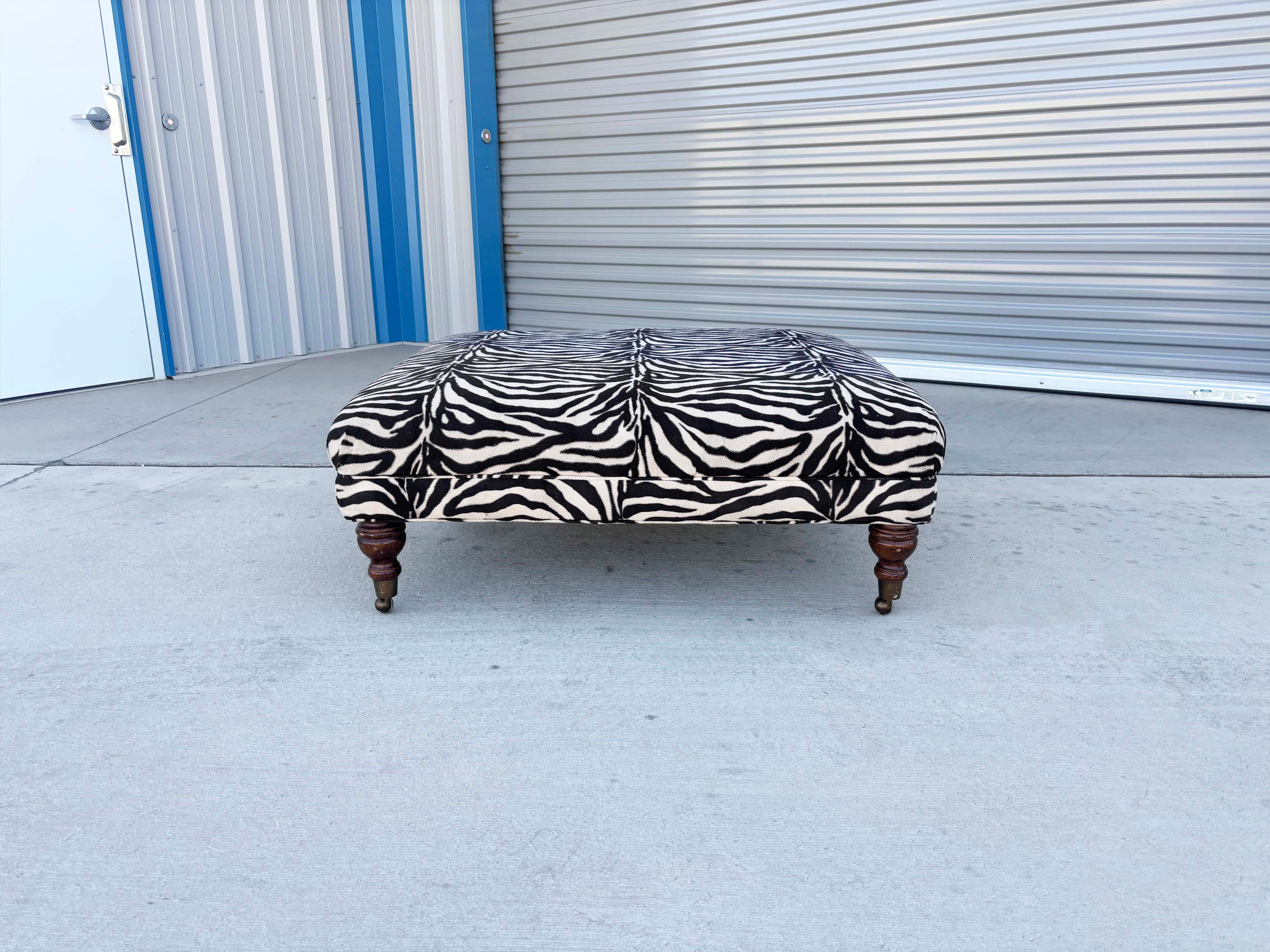 Ottomane aus Nussbaumholz mit Zebra-Polsterung ✨ Mid-Century ✨

Dieser atemberaubende große Hocker, der in den 1960er Jahren in den Vereinigten Staaten entworfen und gefertigt wurde, ist ein echtes Statement, das kühnen Stil mit praktischem Design