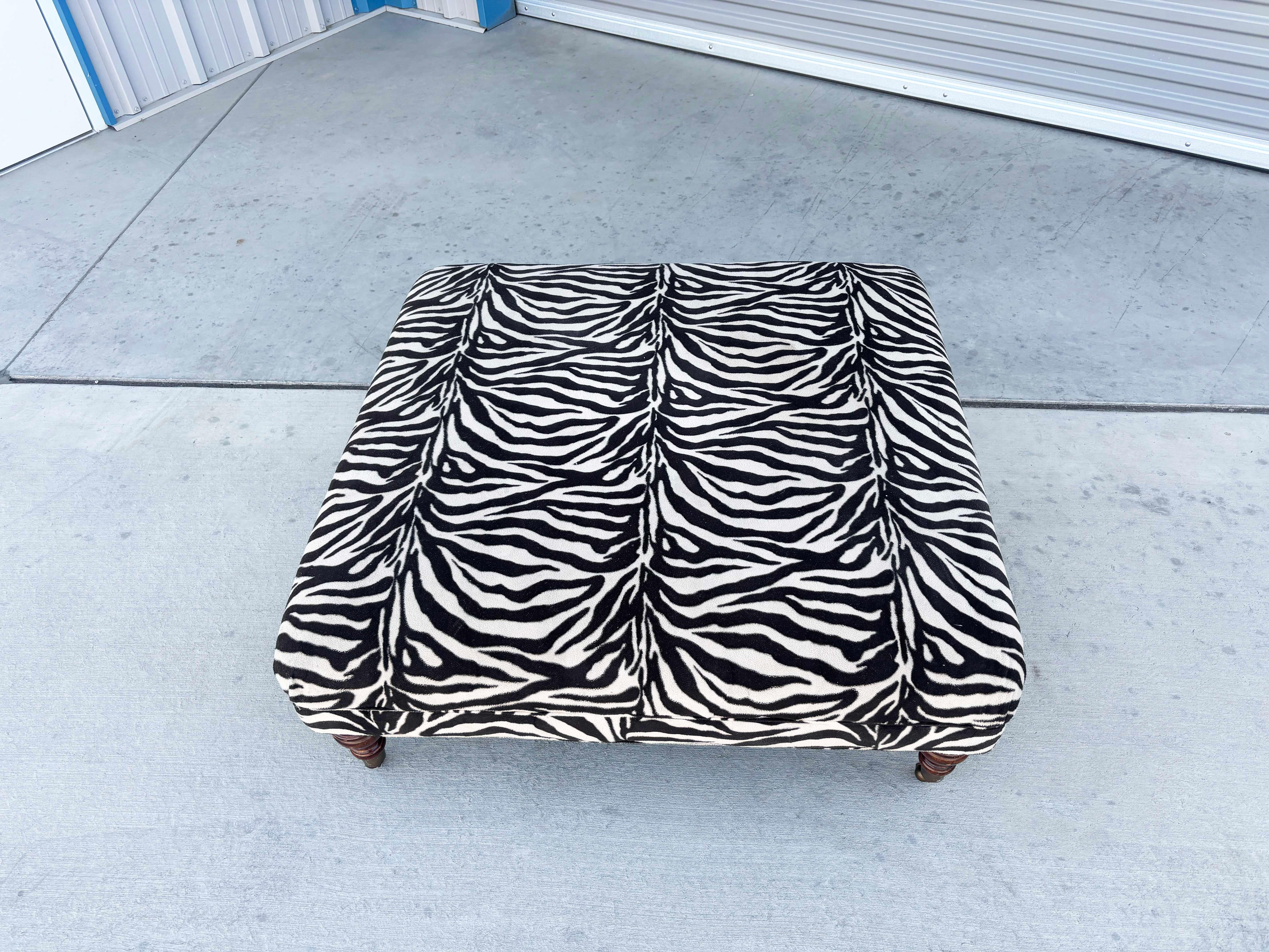 1960er Jahre Mid Century Großer Zebra-Ottoman (Moderne der Mitte des Jahrhunderts) im Angebot