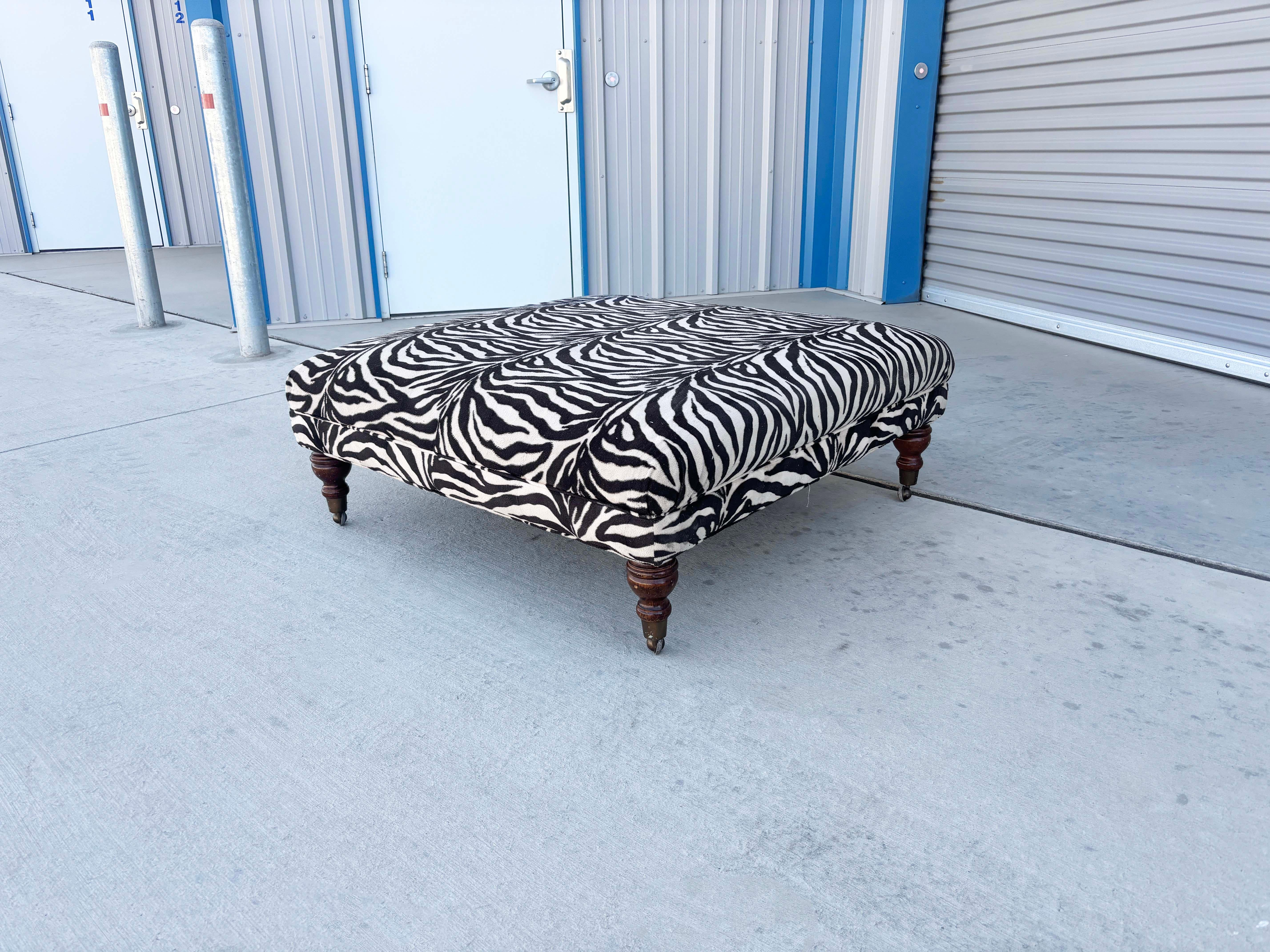 1960er Jahre Mid Century Großer Zebra-Ottoman (amerikanisch) im Angebot