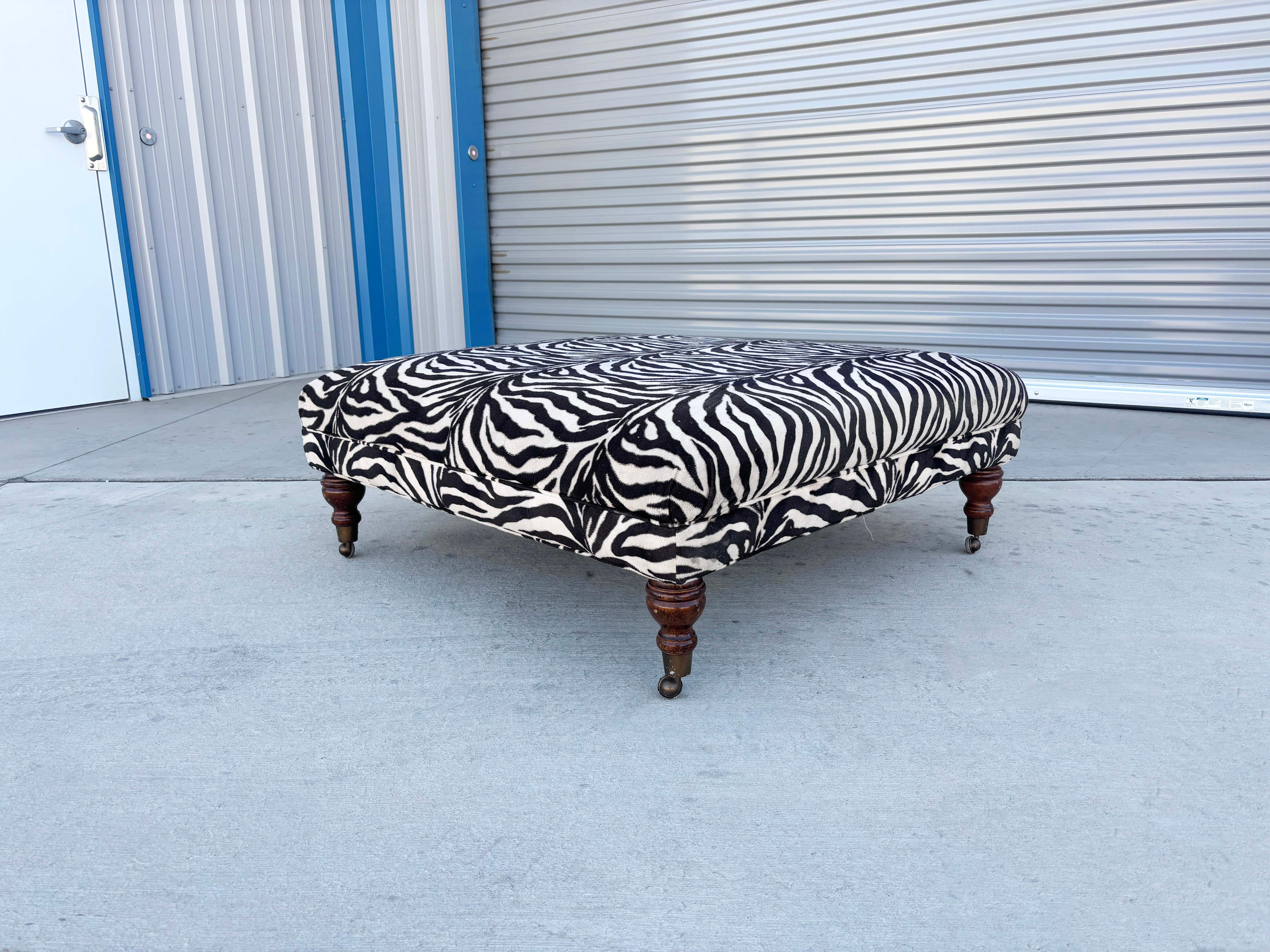 1960er Jahre Mid Century Großer Zebra-Ottoman im Zustand „Gut“ im Angebot in North Hollywood, CA