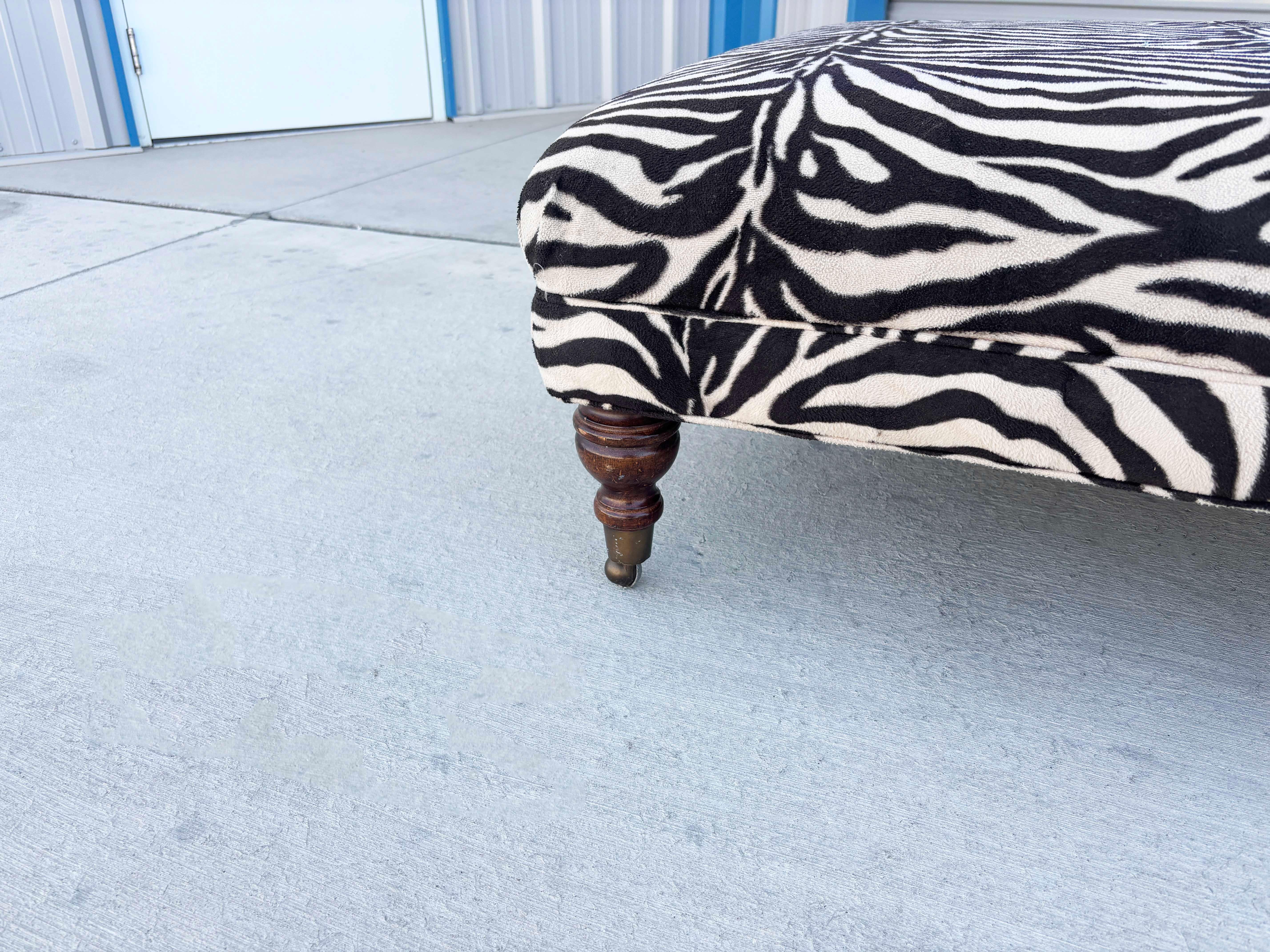 1960er Jahre Mid Century Großer Zebra-Ottoman (Mitte des 20. Jahrhunderts) im Angebot