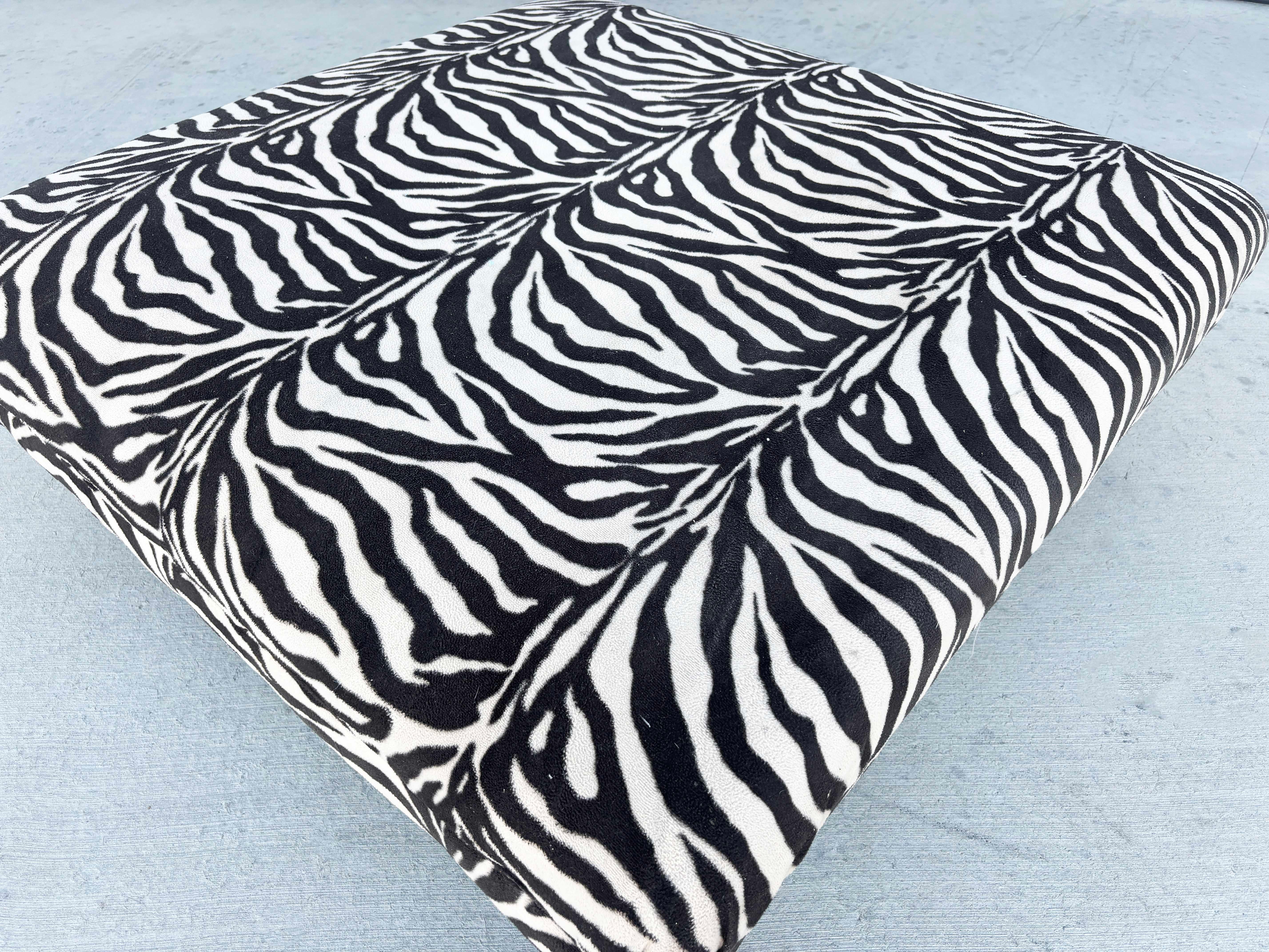 1960er Jahre Mid Century Großer Zebra-Ottoman im Angebot 1