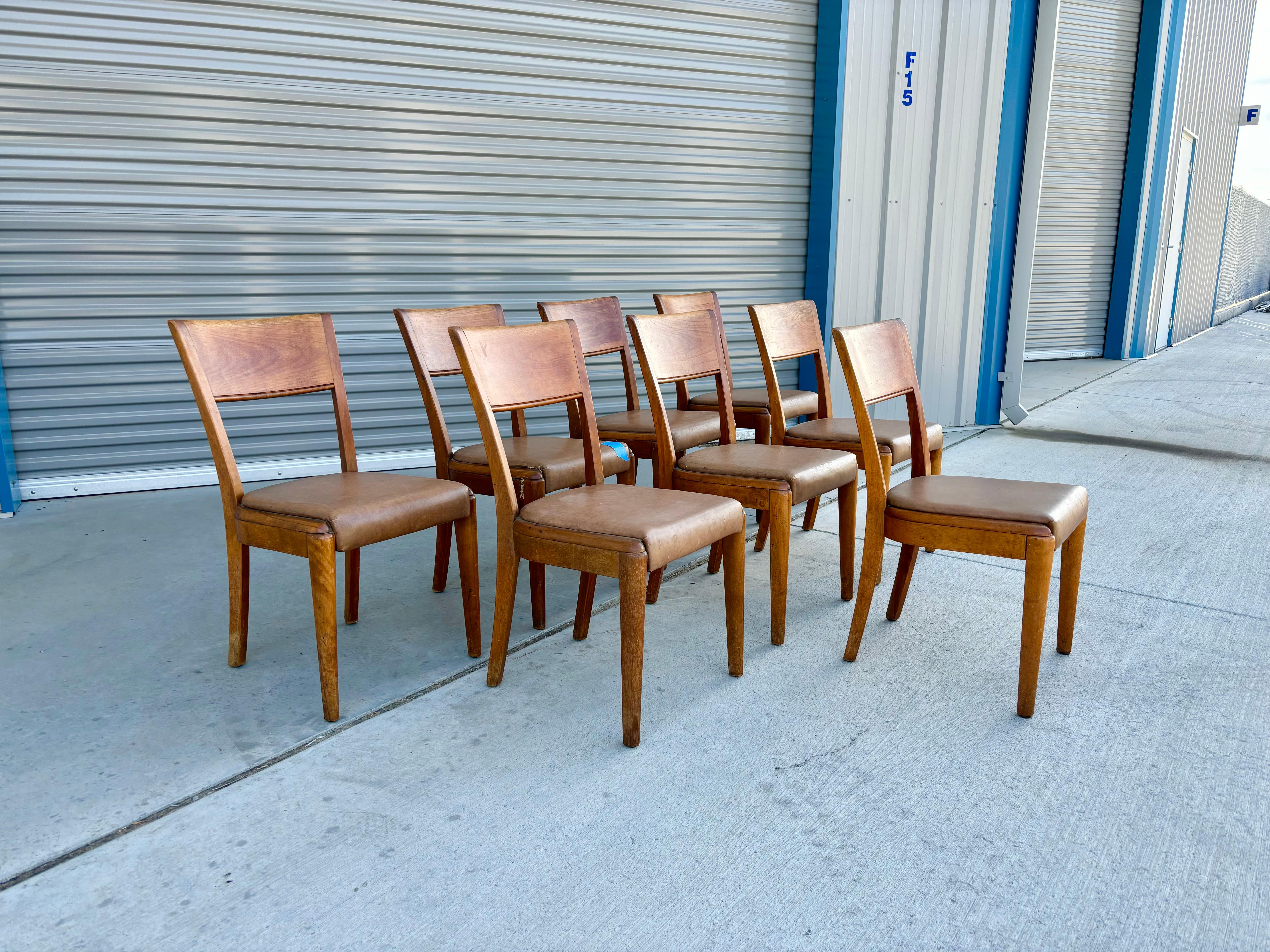 Chaises de salle à manger en érable du milieu du siècle, conçues et fabriquées par Heywood Wakefield aux États-Unis vers les années 1960. Ces chaises au design épuré et intemporel sont dotées d'un solide cadre en érable et d'un captivant revêtement