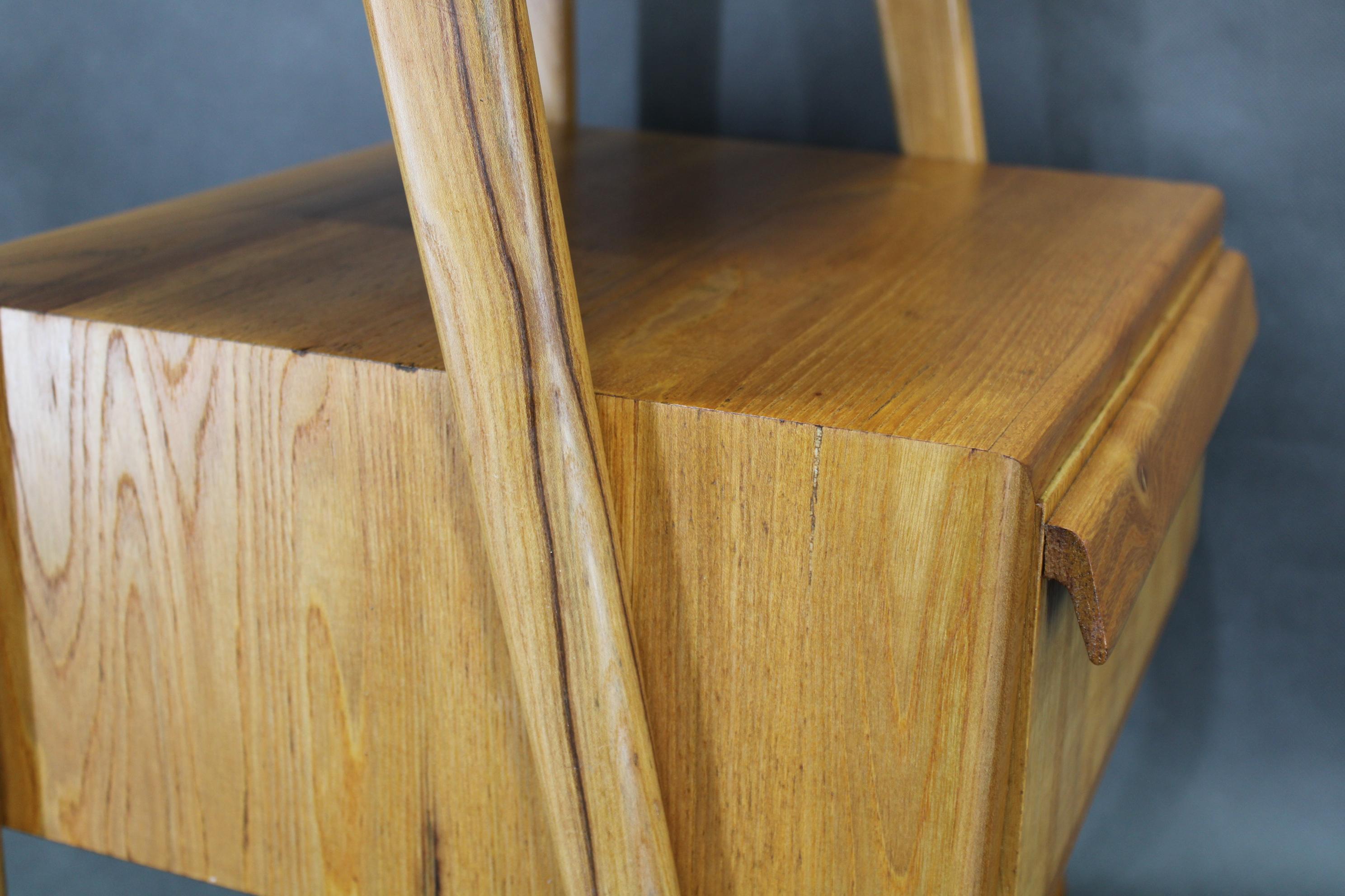 Table de nuit en érable du milieu du siècle 1960 avec étagère en verre laiteux, restaurée en vente 2