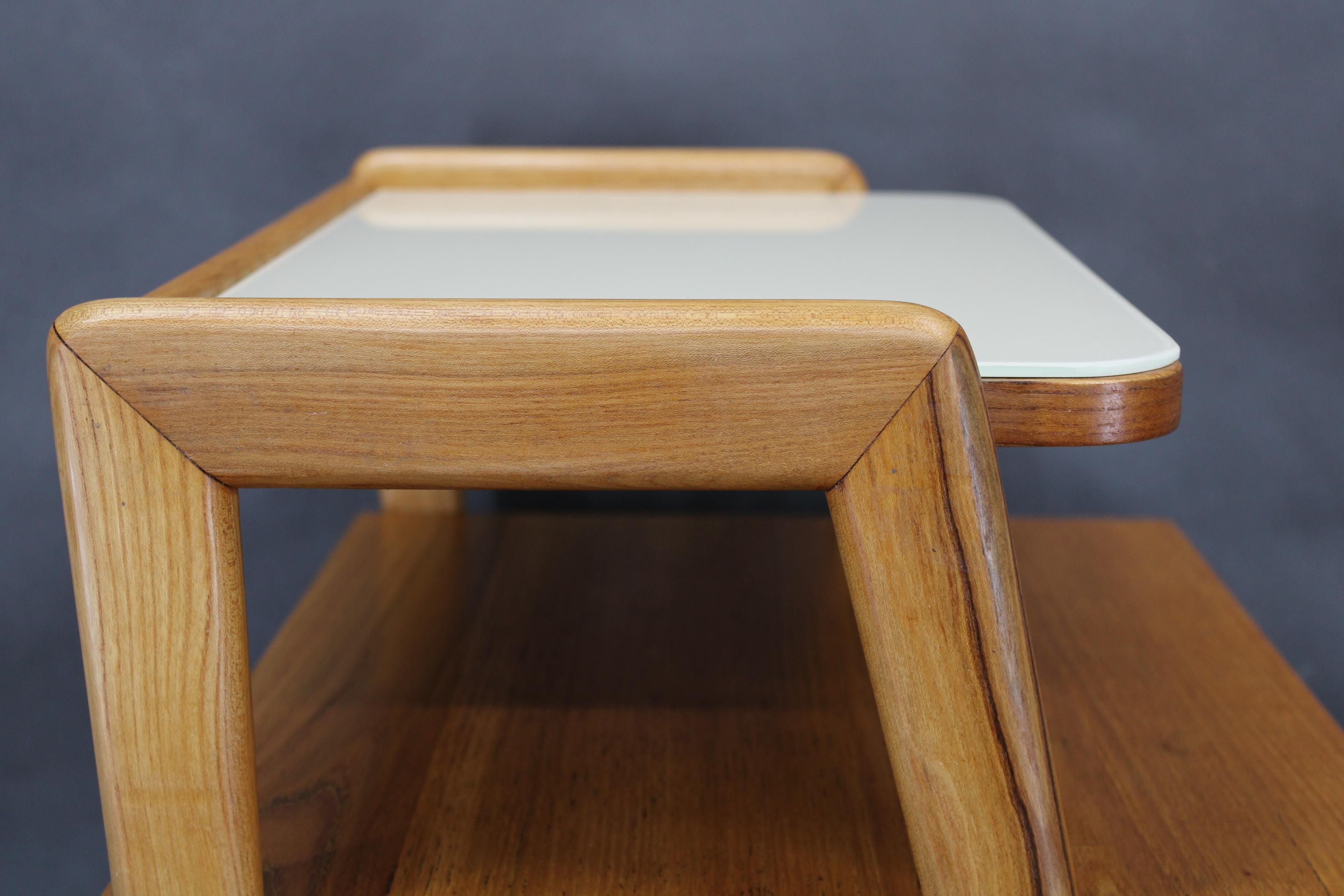 Table de nuit en érable du milieu du siècle 1960 avec étagère en verre laiteux, restaurée en vente 3