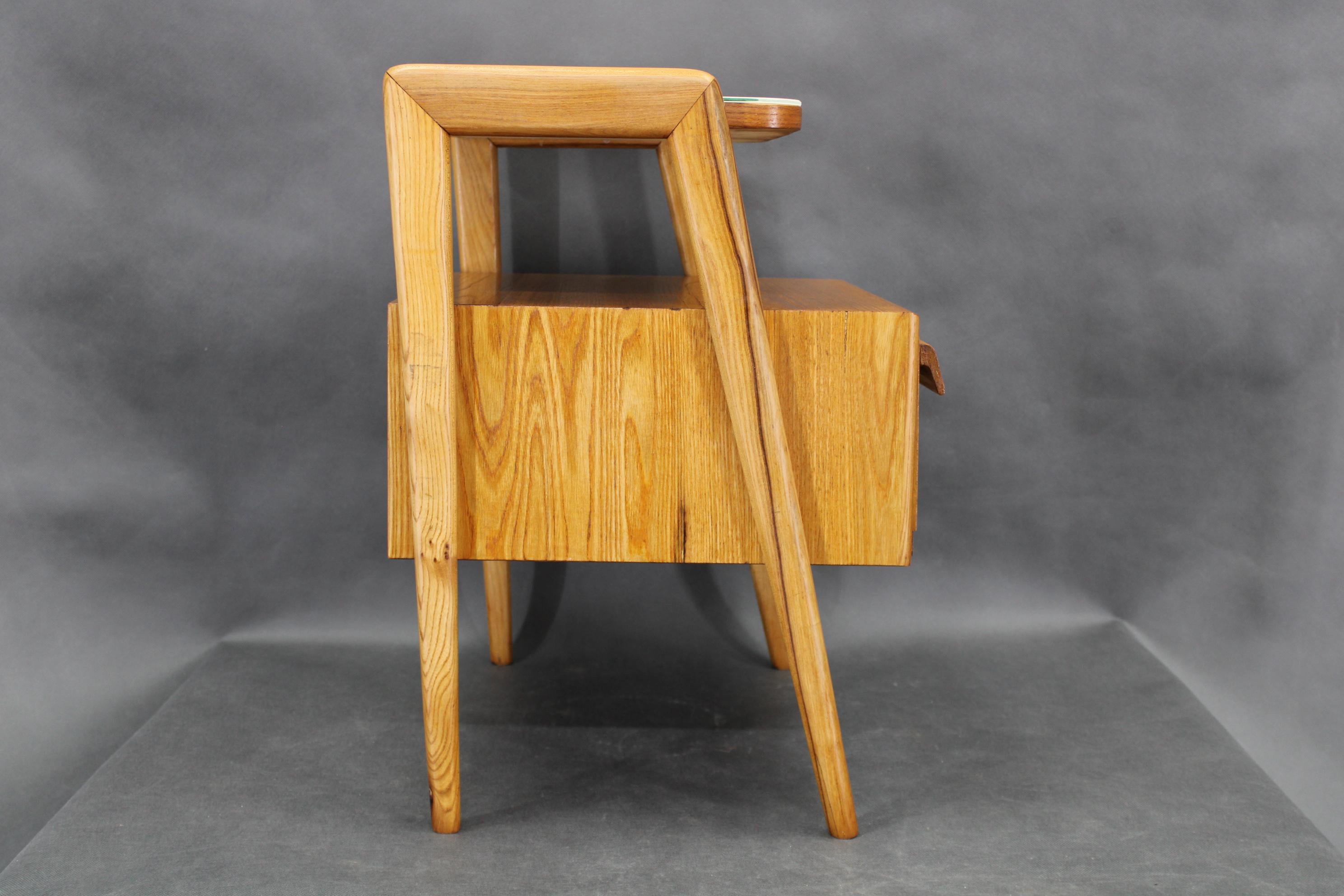 Table de nuit en érable du milieu du siècle 1960 avec étagère en verre laiteux, restaurée en vente 4