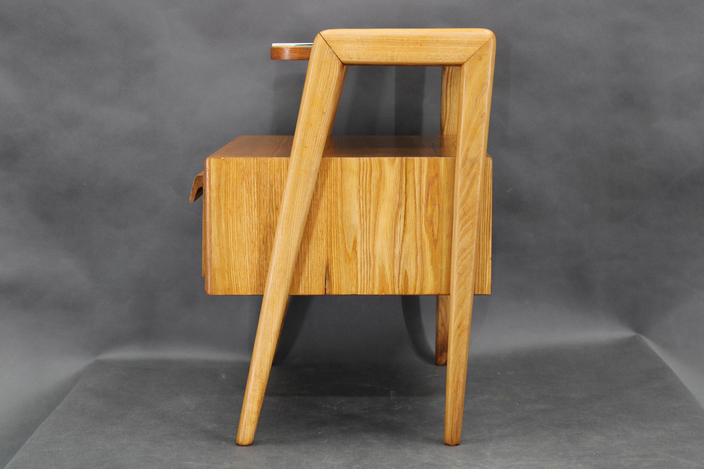 Table de nuit en érable du milieu du siècle 1960 avec étagère en verre laiteux, restaurée en vente 6