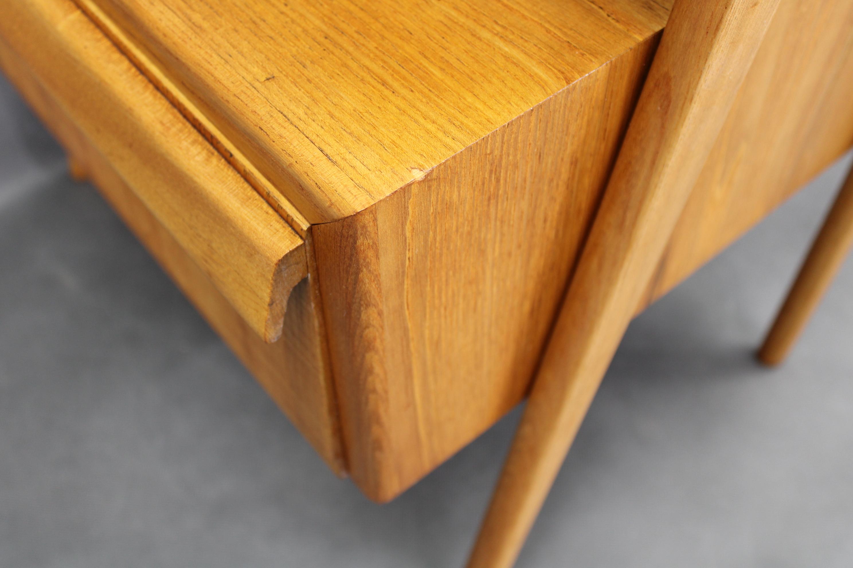 Table de nuit en érable du milieu du siècle 1960 avec étagère en verre laiteux, restaurée en vente 7