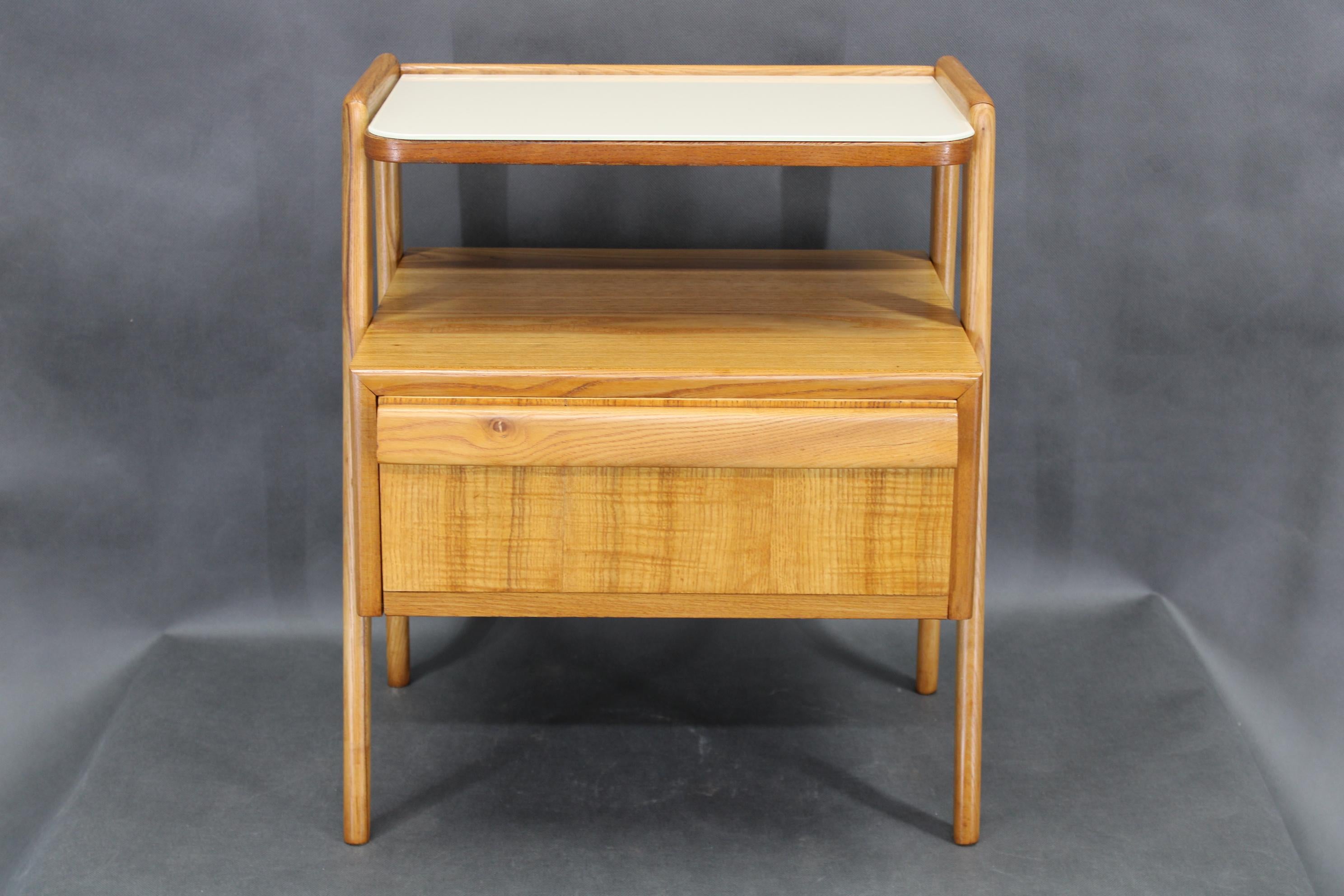Une table de nuit restaurée du milieu du siècle, produite dans la Tchécoslovaquie des années 1960, exécutée en bois d'érable avec placage d'érable et surmontée d'un panneau de verre laiteux d'origine. Cette structure raffinée à deux niveaux comprend