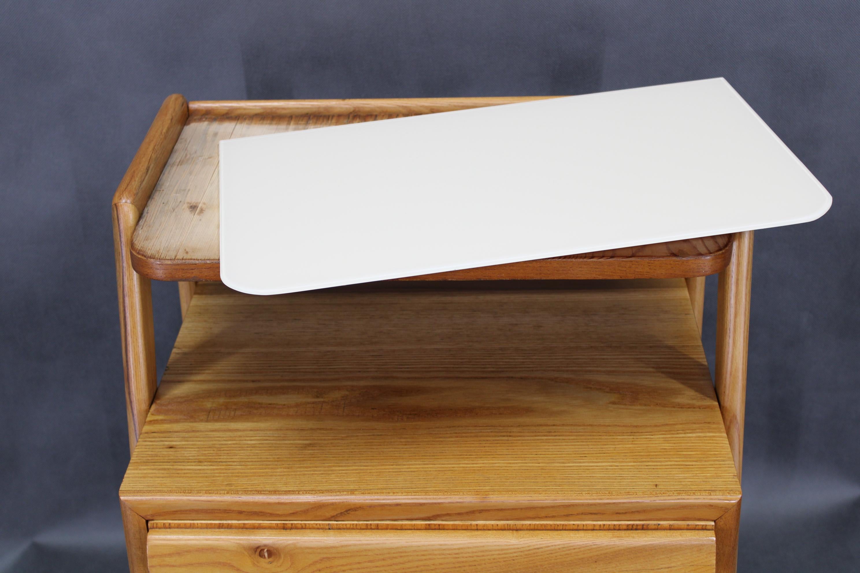 Poli Table de nuit en érable du milieu du siècle 1960 avec étagère en verre laiteux, restaurée en vente