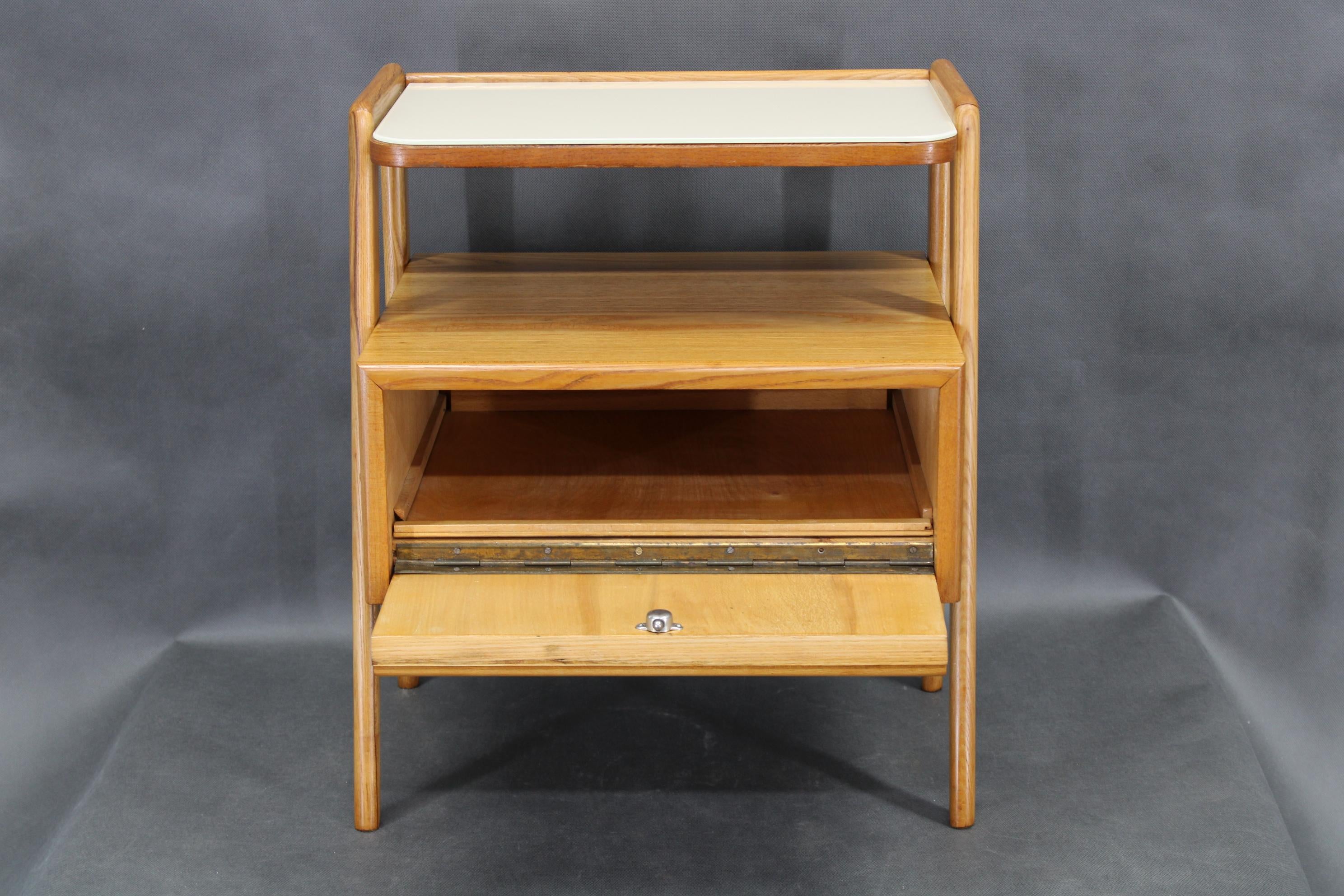 Table de nuit en érable du milieu du siècle 1960 avec étagère en verre laiteux, restaurée Bon état - En vente à Praha, CZ