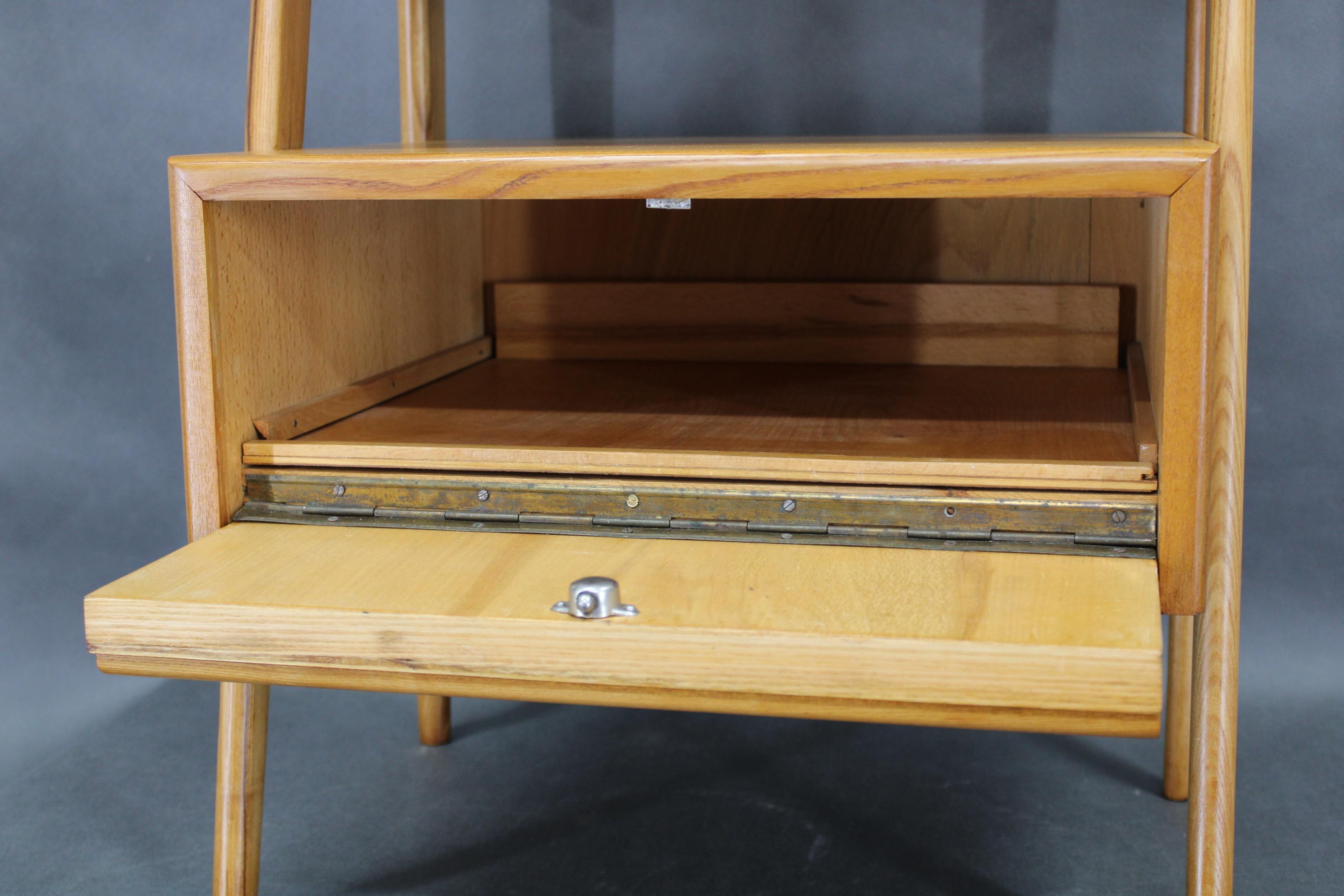 20ième siècle Table de nuit en érable du milieu du siècle 1960 avec étagère en verre laiteux, restaurée en vente