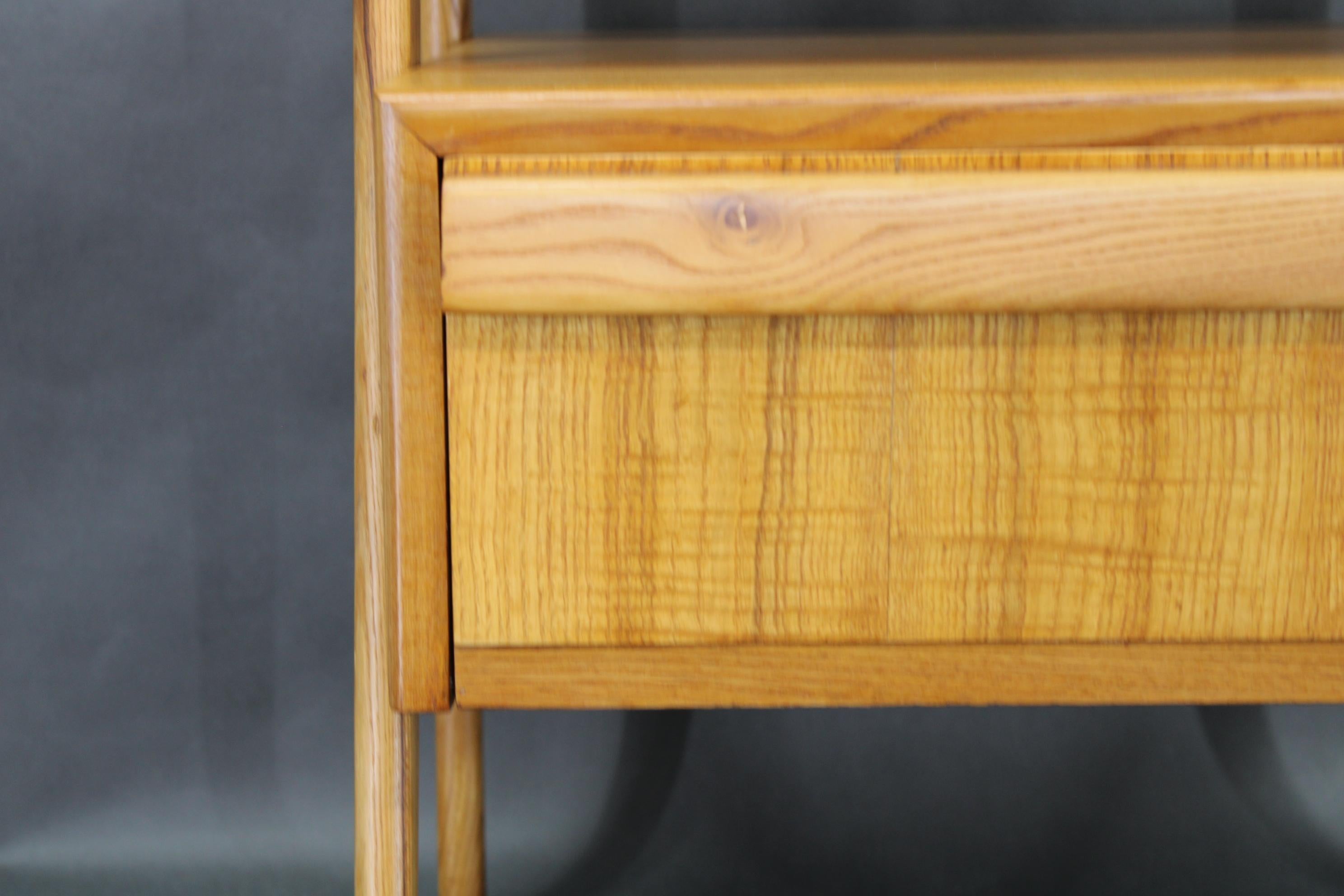 Verre dépoli Table de nuit en érable du milieu du siècle 1960 avec étagère en verre laiteux, restaurée en vente