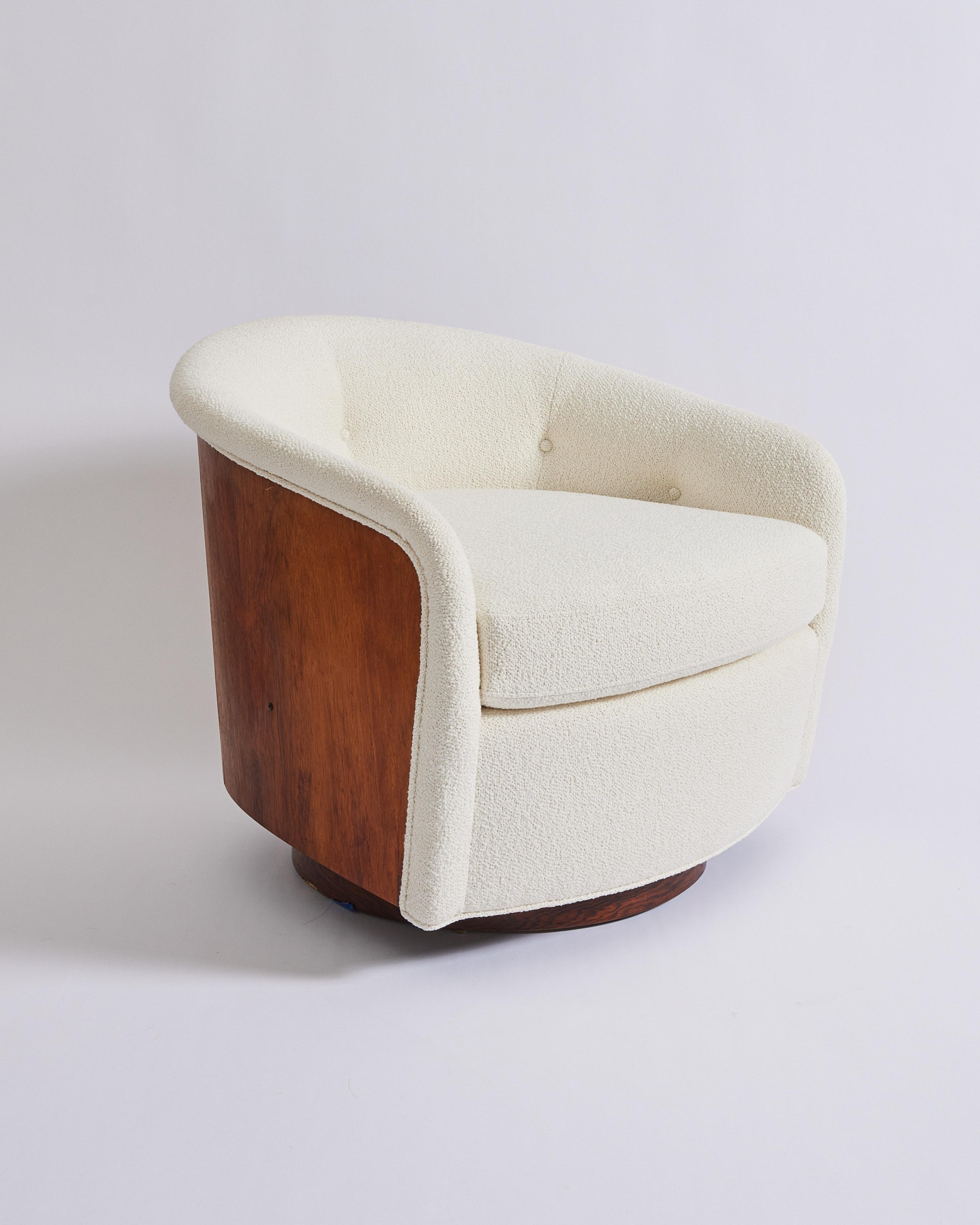 1960s Mid Century Milo Baughman Swivel and Tilt Chairs in Ivory Boucle, a Pair In Excellent Condition In Brooklyn, NY