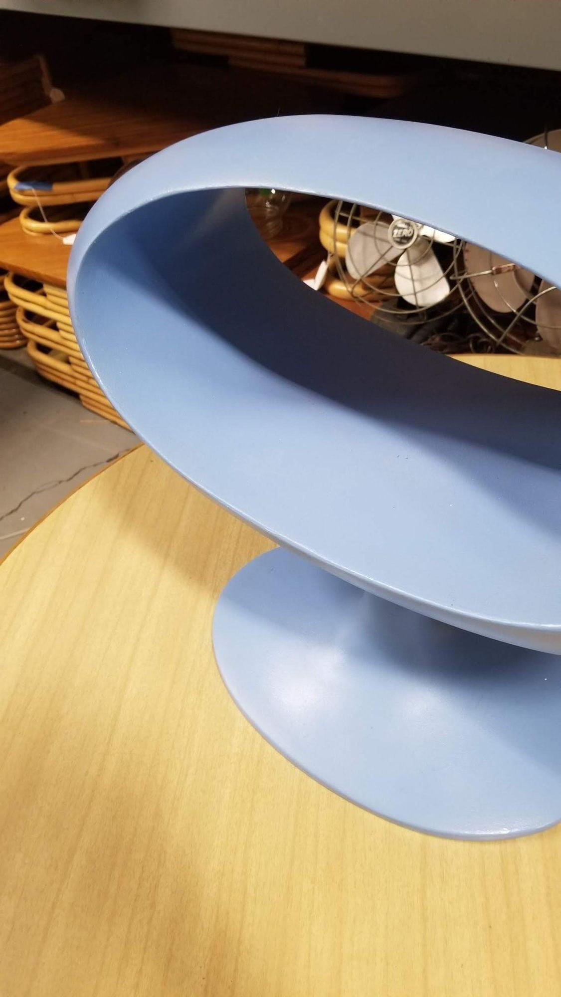 Vetroresina Tavolo con piedistallo laterale in stile Mid Century Mod del 1960 di William Emmerson in vendita