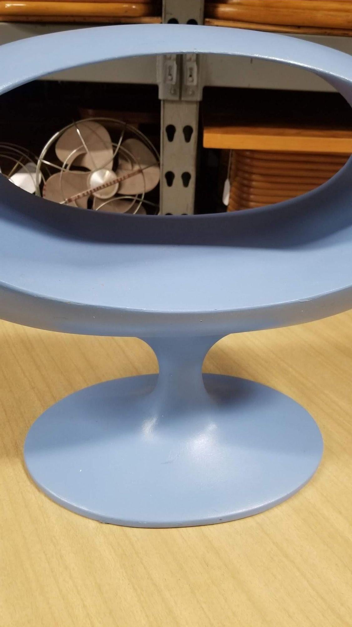 Tavolo con piedistallo laterale in stile Mid Century Mod del 1960 di William Emmerson in vendita 1