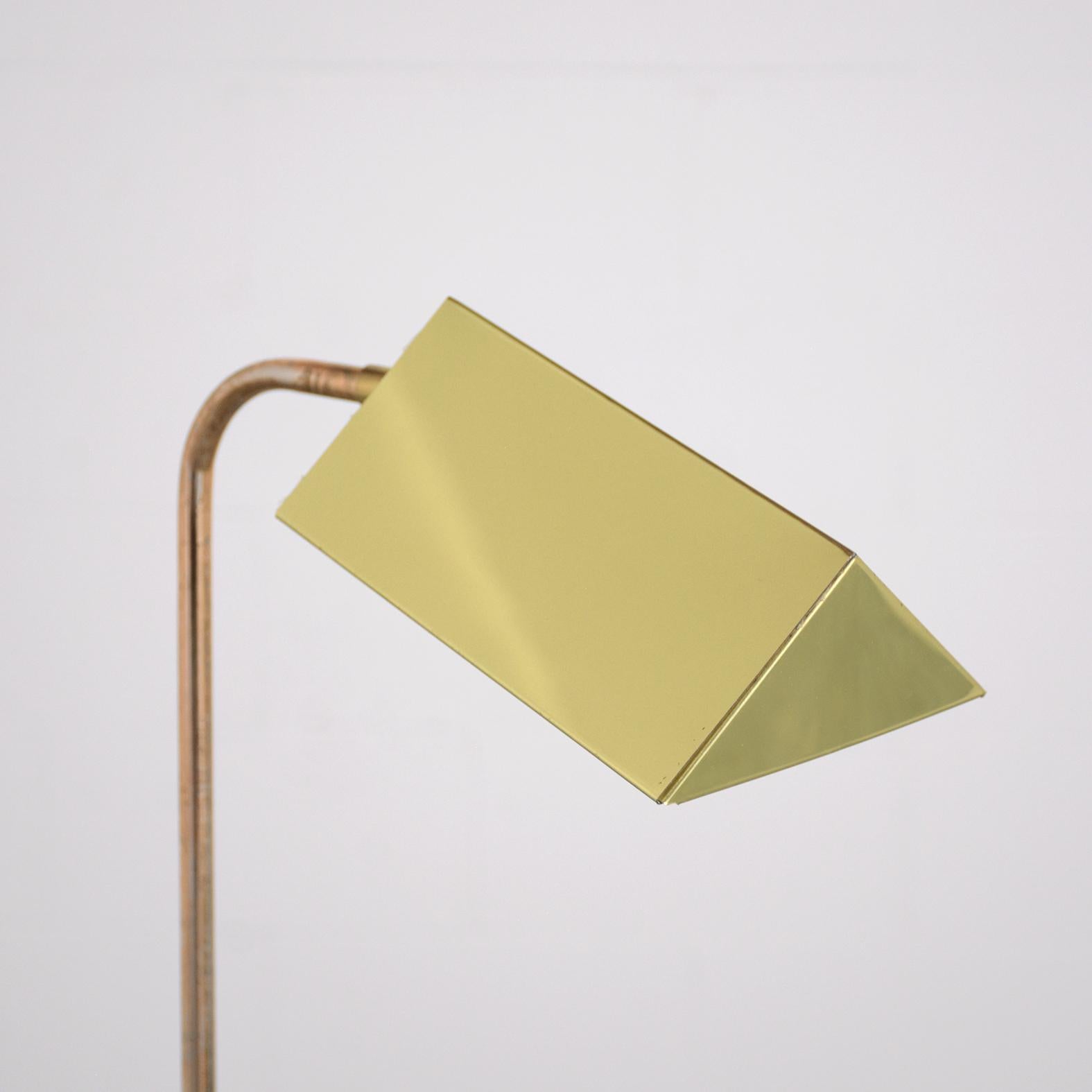 1960s Mid-Century Modernity Adjustable Brass Floor Lamp (Lampadaire en laiton ajustable) en vente 5